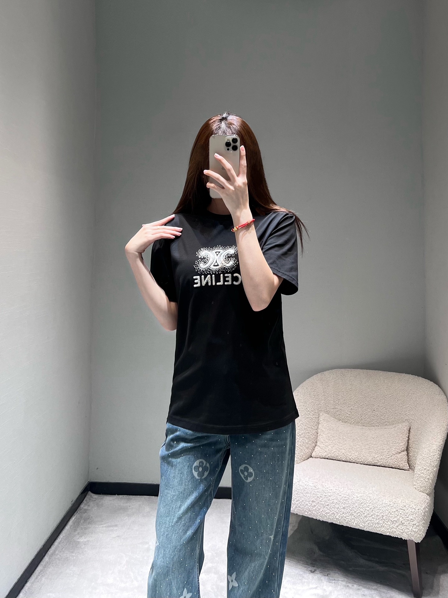 NO:686370,CElin*2026SS new spring and summer series //CE logo letter short-sleeved T-shirt is made of high-quality cotton fabric, soft and skin-friendly, with CE logo on the chest, embroidery process with nail diamond decoration, the diamond decoration is full of luster and firmly inlaid, injecting a sense of sophistication into the basic T-shirt, a basic item with both light luxury and practical wearability. SML,,celine,T-shirt,tees,t-shirt,19860909CElin*2026SS春夏上新系列//CE标识字母短袖T恤高品质棉质面料,触感柔软亲肤,胸前的CE标识,刺绣工艺搭配钉钻装饰,钻饰光泽感饱满、镶嵌牢固,为基础款T恤注入精致感,兼具轻奢感与实穿性的基础款单品.SML,,celine,T-shirt,tees，t-shirt,,Women's clothing