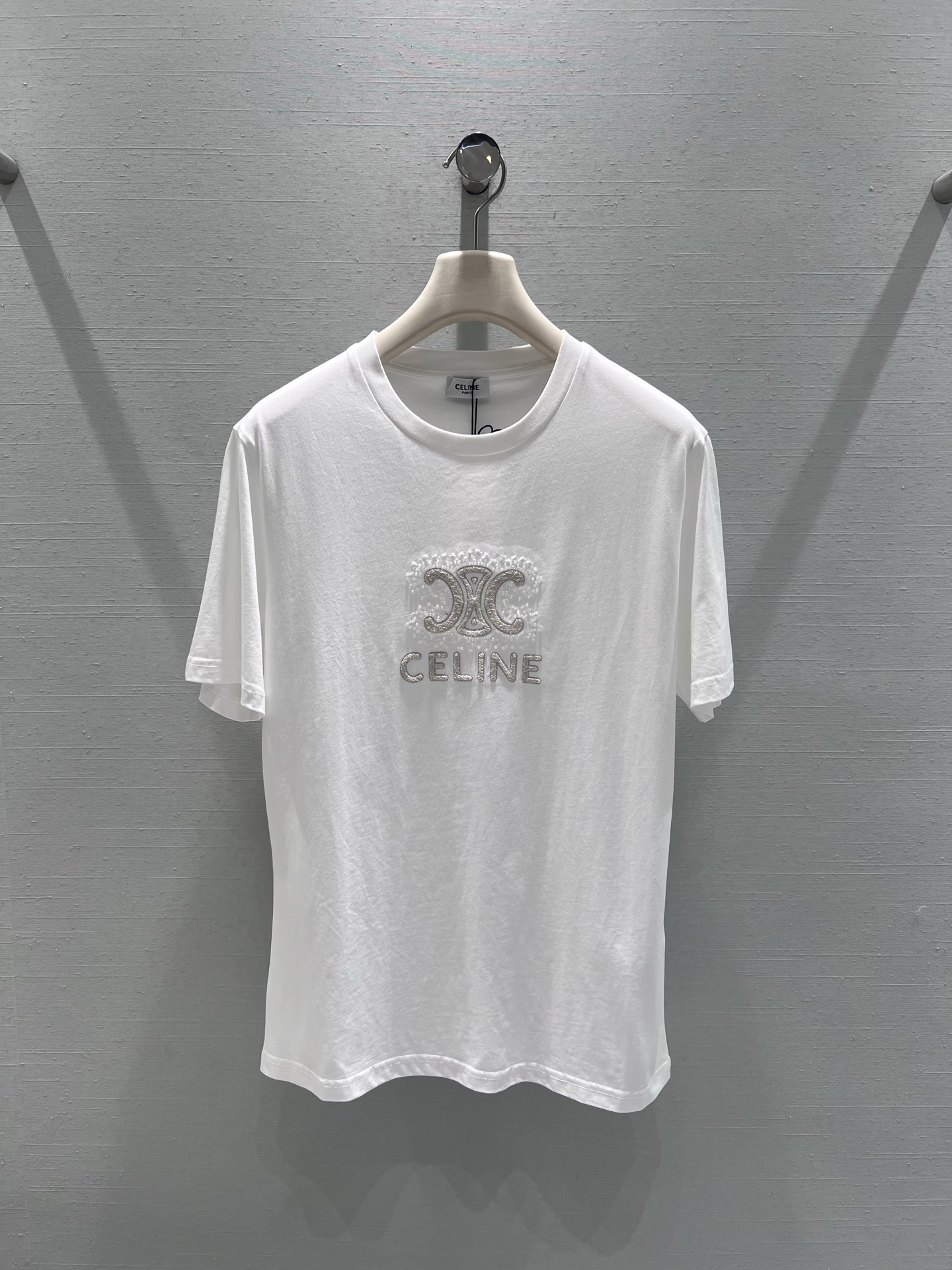 NO:686361,Support exchange CElin* 2026SS spring and summer new series // CE logo letter short-sleeved T-shirt is made of high-quality cotton fabric, soft and skin-friendly, with CE logo on the chest, embroidery technology and nail diamond decoration, the diamond decoration is full of luster and firmly inlaid, injecting a sense of sophistication into the basic T-shirt, a basic item with both light luxury and practical wear. SML real shot details,,celine,T-shirt,tees,t-shirt,19860909支持换款CElin*2026SS春夏上新系列//CE标识字母短袖T恤高品质棉质面料,触感柔软亲肤,胸前的CE标识,刺绣工艺搭配钉钻装饰,钻饰光泽感饱满、镶嵌牢固,为基础款T恤注入精致感,兼具轻奢感与实穿性的基础款单品.SML实拍细节,,celine,T-shirt,tees，t-shirt,,Women's clothing