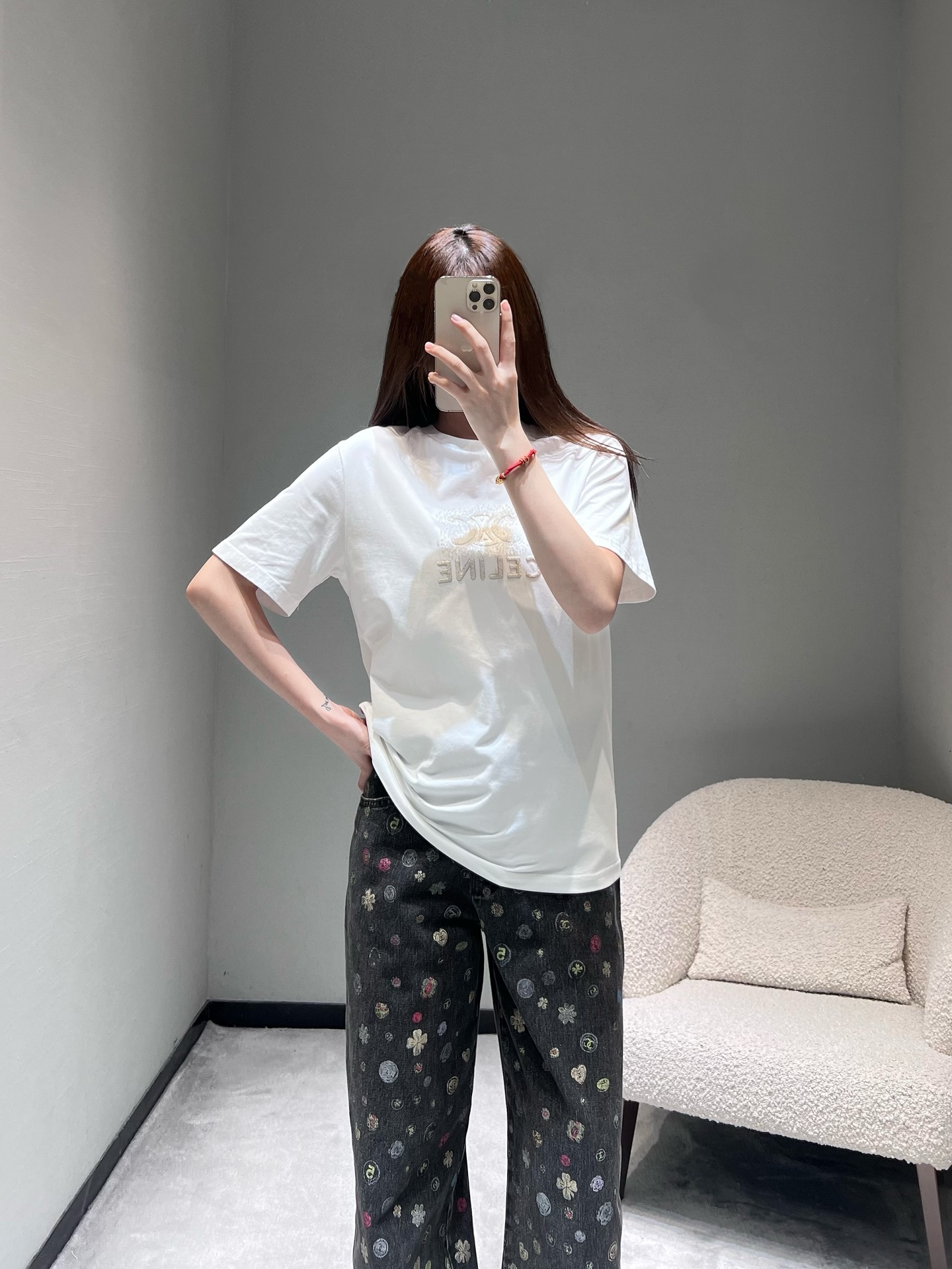 NO:686363,CElin*2026SS new spring and summer series //CE logo letter short-sleeved T-shirt is made of high-quality cotton fabric, soft and skin-friendly, with CE logo on the chest, embroidery process with nail diamond decoration, the diamond decoration is full of luster and firmly inlaid, injecting a sense of sophistication into the basic T-shirt, a basic item with both light luxury and practical wearability. SML,,celine,T-shirt,tees,t-shirt,19860909CElin*2026SS春夏上新系列//CE标识字母短袖T恤高品质棉质面料,触感柔软亲肤,胸前的CE标识,刺绣工艺搭配钉钻装饰,钻饰光泽感饱满、镶嵌牢固,为基础款T恤注入精致感,兼具轻奢感与实穿性的基础款单品.SML,,celine,T-shirt,tees，t-shirt,,Women's clothing