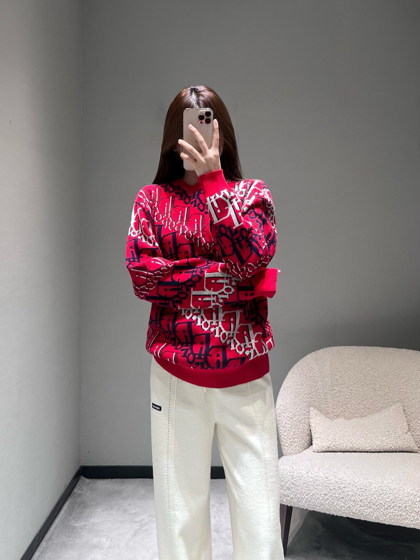 NO:686387,DIO*26SS new early spring series // The body of the all-over printed jacquard sweater is covered with CD letter jacquard. As a classic design element of the CD house, the red bottom is matched with navy and white patterns, which has strong visual impact and a sense of luxury; the all-over printed design breaks the monotony of solid color sweaters, and the true red brings a festive and warm atmosphere, especially suitable for festival wear. SML,, dior, dior, sweaters,19860909DIO*26SS早春新品系列//满印提花毛衣衣身铺满CD字母提花,作为CD家经典设计元素,红底搭配藏青与白色纹样,视觉冲击力强且富有高级感；满印设计打破纯色毛衣的单调,正红色自带喜庆热烈的氛围,尤其适合节日穿搭.SML,,dior,dior,sweaters,,Women's clothing