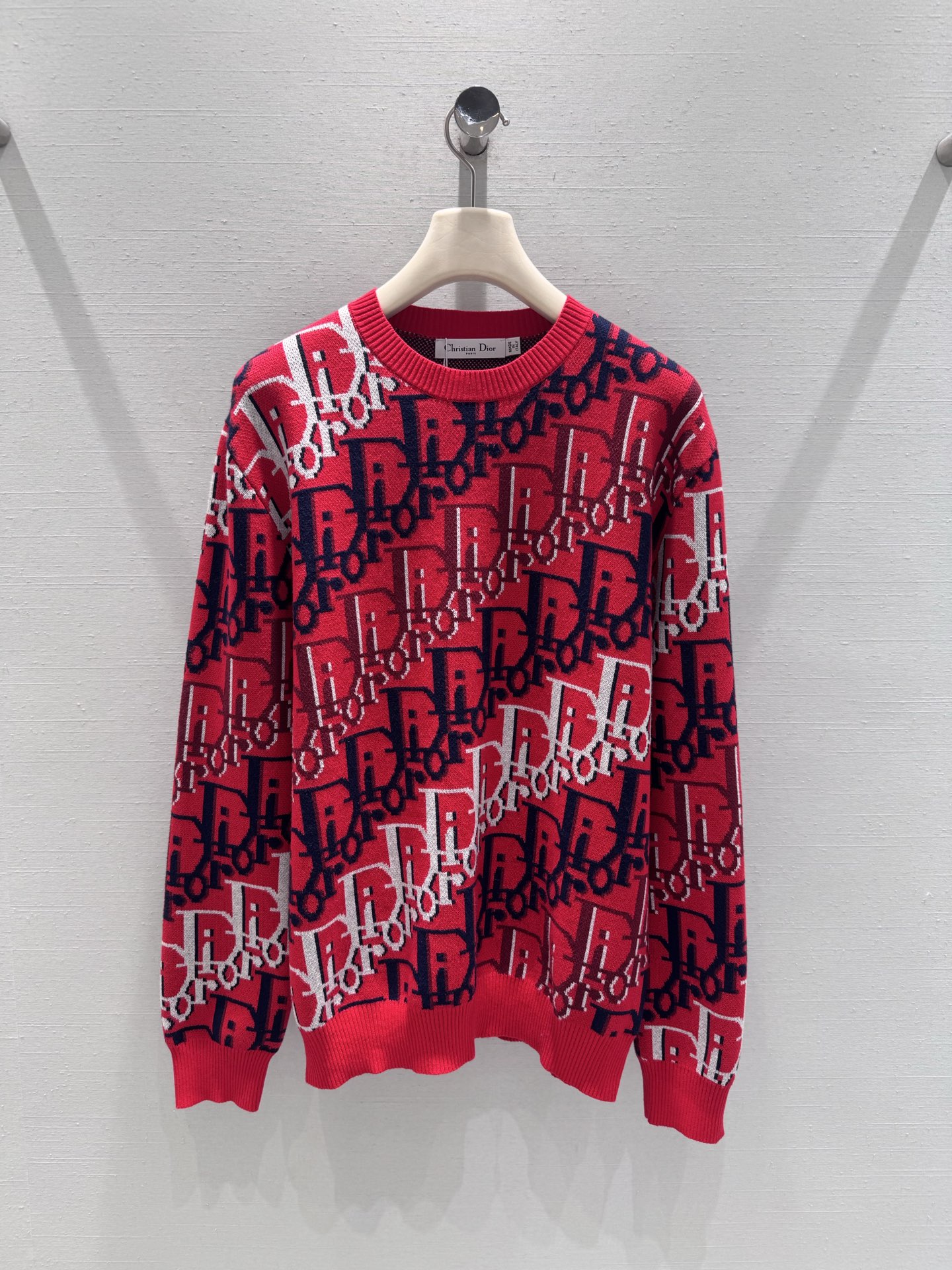 NO:686385,Support for exchange DIO*26SS early spring new product series // The all-over printed jacquard sweater body is covered with CD letter jacquard, which is a classic design element of the CD house. The red bottom is matched with navy blue and white patterns, which has strong visual impact and a sense of luxury; the all-over printed design breaks the monotony of solid color sweaters, and the true red brings a festive and warm atmosphere, especially suitable for festival wear. SML real shot details, dior, dior, sweaters,19860909支持换款DIO*26SS早春新品系列//满印提花毛衣衣身铺满CD字母提花,作为CD家经典设计元素,红底搭配藏青与白色纹样,视觉冲击力强且富有高级感；满印设计打破纯色毛衣的单调,正红色自带喜庆热烈的氛围,尤其适合节日穿搭.SML实拍细节,,dior,dior,sweaters,,Women's clothing