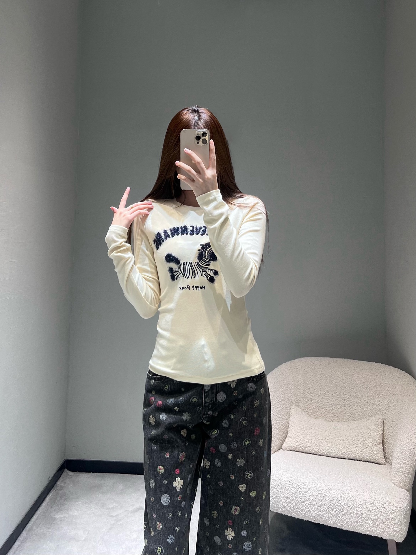 NO:686380,2026SS New Year New Product Series // Cartoon long-sleeved bottoming shirt is a super new round-neck version at the beginning of the new year. There is a three-dimensional plush cartoon pony pattern on the front of the body, with curved letter decoration and embroidered words. It is full of childlike interest and breaks the dullness of basic bottoming shirts; the pattern is exquisitely made, the plush texture is soft, and the touch and visual effects are outstanding. SML,,198609092026SS新年新品系列//卡通长袖打底衫新年伊始超绝新品圆领版型,衣身正面有立体毛绒卡通小马图案,搭配弧形字母装饰和刺绣字样,童趣感十足,打破基础打底衫的沉闷；图案做工精致,毛绒质感柔软,触感与视觉效果都很出彩.SML,,,Women's clothing