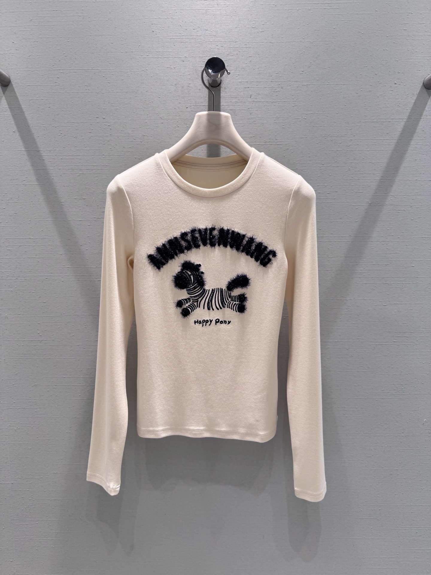 NO:686379,Support exchange of styles 2026SS New Year New Product Series // Cartoon long-sleeved bottoming shirt is a super new round-neck version at the beginning of the new year. There is a three-dimensional plush cartoon pony pattern on the front of the body, with curved letter decoration and embroidered words. It is full of childlike interest and breaks the dullness of the basic bottoming shirt; the pattern is exquisitely made, the plush texture is soft, and the touch and visual effects are outstanding. SML real shot details,,19860909支持换款 2026SS新年新品系列//卡通长袖打底衫新年伊始超绝新品圆领版型,衣身正面有立体毛绒卡通小马图案,搭配弧形字母装饰和刺绣字样,童趣感十足,打破基础打底衫的沉闷；图案做工精致,毛绒质感柔软,触感与视觉效果都很出彩.SML实拍细节,,,Women's clothing