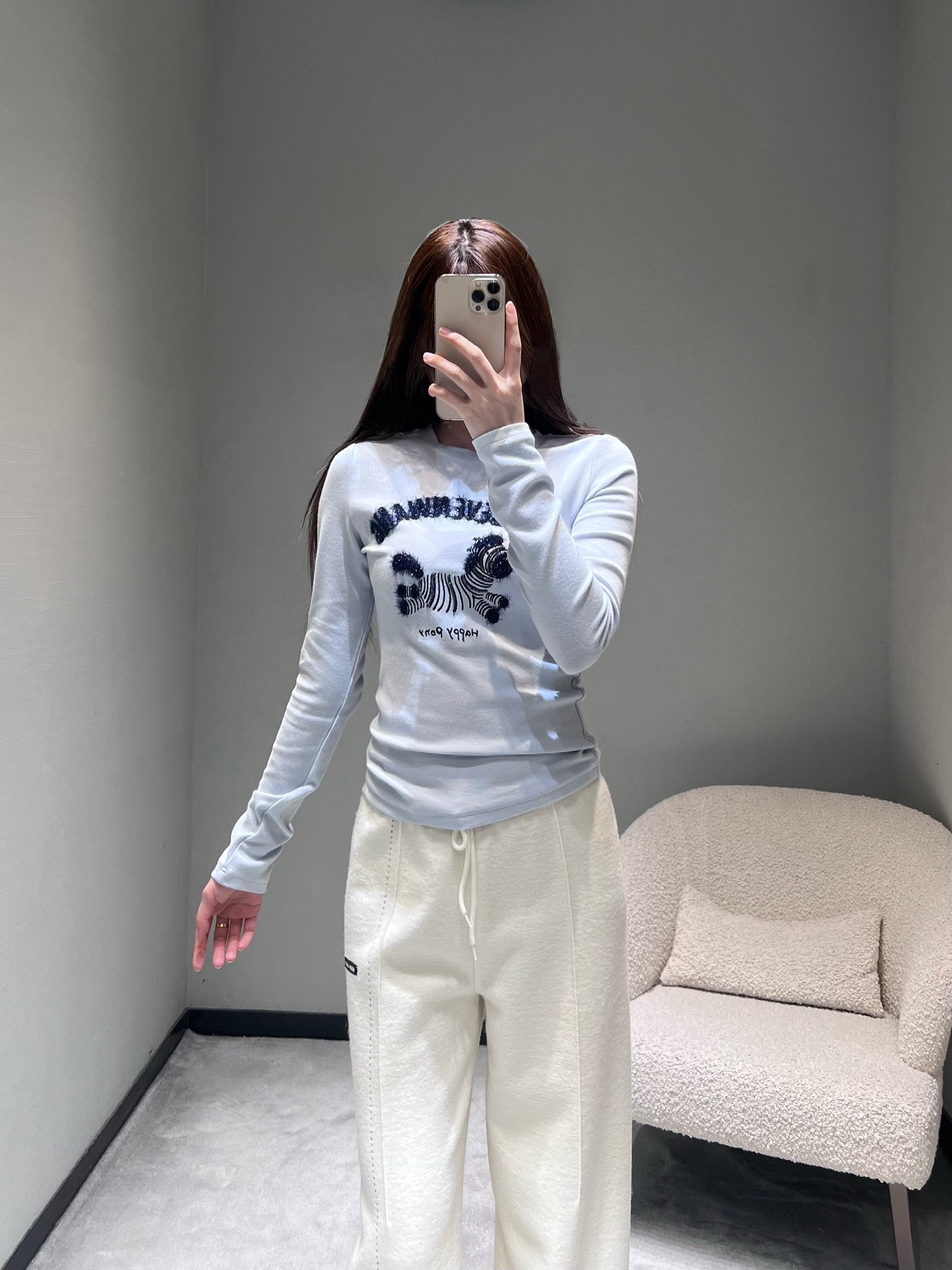 NO:686375,2026SS New Year New Product Series // Cartoon long-sleeved bottoming shirt is a super new round-neck version at the beginning of the new year. There is a three-dimensional plush cartoon pony pattern on the front of the body, with curved letter decoration and embroidered words. It is full of childlike interest and breaks the dullness of basic bottoming shirts; the pattern is exquisitely made, the plush texture is soft, and the touch and visual effects are outstanding. SML,,198609092026SS新年新品系列//卡通长袖打底衫新年伊始超绝新品圆领版型,衣身正面有立体毛绒卡通小马图案,搭配弧形字母装饰和刺绣字样,童趣感十足,打破基础打底衫的沉闷；图案做工精致,毛绒质感柔软,触感与视觉效果都很出彩.SML,,,Women's clothing