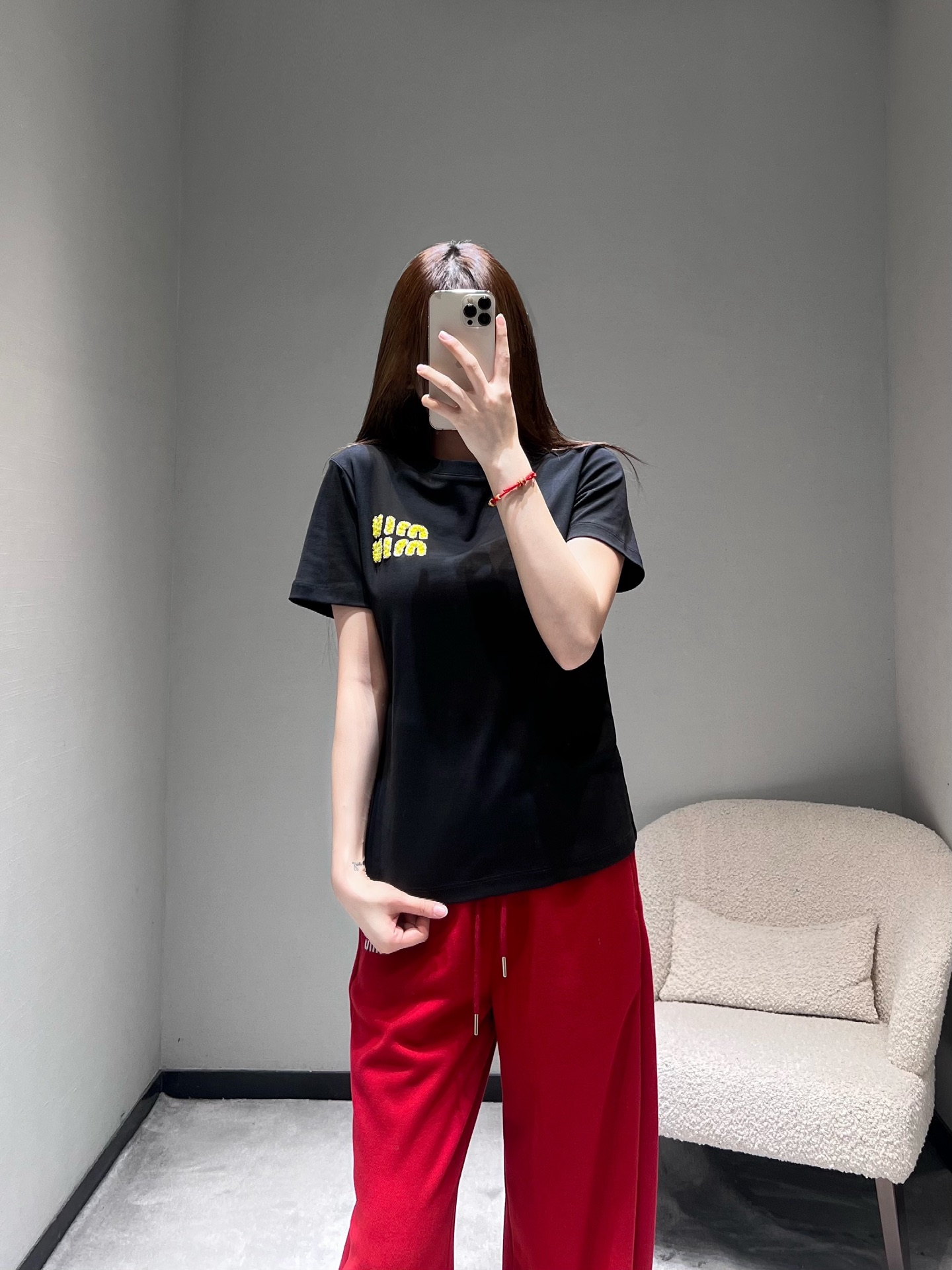 NO:686366,MIU*26SS new spring and summer series // miu short-sleeved T-shirt with diamond letters. Made of high-quality cotton fabric, soft to the touch and skin-friendly, with good breathability. The chest is decorated with gold letters with diamond letters. The diamonds have a strong luster and are firmly inlaid. It adds light luxury and sophistication to the basic T-shirt. The black and white solid color base ensures versatility and can be easily integrated into various styles. SML,,miumiu,T-shirt,tees,t-shirt,19860909MIU*26SS春夏新品系列//miu系字母钉钻短袖T恤 优质棉质面料,触感柔软亲肤,透气性佳,胸前点缀金色钉钻字母装饰,钻饰光泽感强、镶嵌牢固,为基础款T恤增添了轻奢精致感,黑白纯色基底则保证了搭配的百搭性,轻松融入各种穿搭风格.SML,,miumiu,T-shirt,tees，t-shirt,,Women's clothing