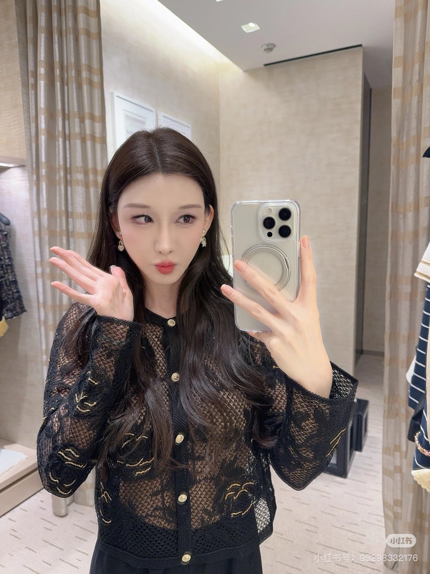 NO:686767,Chan*L 2026SS early spring new product series // Camellia hollow jacquard knitted cardigan GD's same hollow knitting technology, with three-dimensional jacquard pattern and exquisite embroidery decoration, rich texture layers, with hazy and transparent beauty. Classic round neck + single row of pearl texture button design, a fashionable item that combines French elegance and exquisite details. SML,,chanel,19860909Chan*L 2026SS早春新品系列//山茶花镂空提花针织开衫GD同款镂空针织工艺,搭配立体提花图案与精致刺绣装饰,纹理层次丰富,自带朦胧通透的美感.经典圆领+单排珍珠质感纽扣设计,融合法式优雅与精致细节的时尚单品.SML,,chanel,,Women's clothing