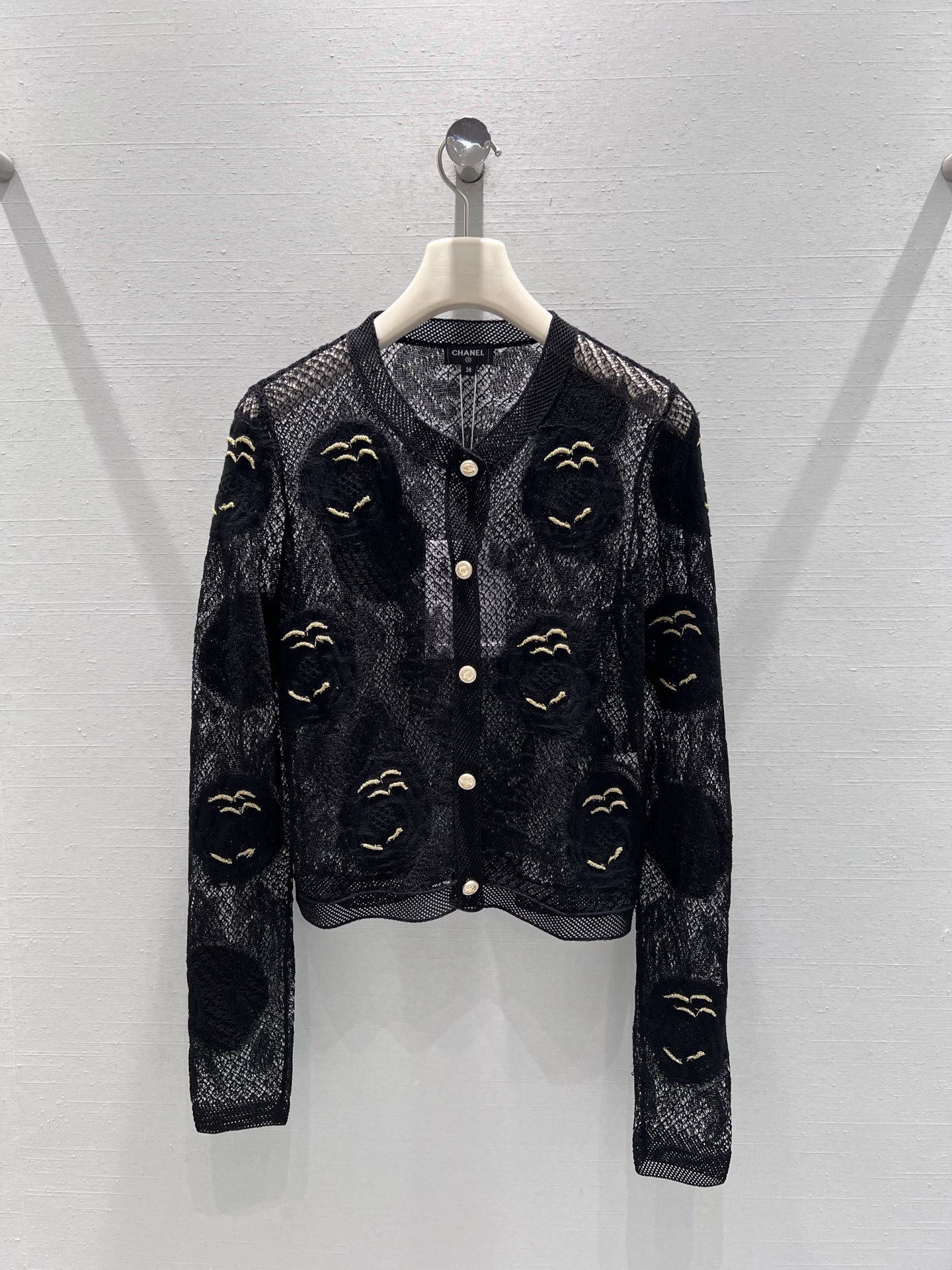 NO:686765,Support exchange Chan*L 2026SS early spring new product series //Camellia hollow jacquard knitted cardigan GD same style hollow knitting technology, with three-dimensional jacquard pattern and exquisite embroidery decoration, rich texture layers, with hazy and transparent beauty. Classic round neck + single row of pearl texture button design, a fashionable item that combines French elegance and exquisite details. SML real shot details,,chanel,19860909支持换款Chan*L 2026SS早春新品系列//山茶花镂空提花针织开衫GD同款镂空针织工艺,搭配立体提花图案与精致刺绣装饰,纹理层次丰富,自带朦胧通透的美感.经典圆领+单排珍珠质感纽扣设计,融合法式优雅与精致细节的时尚单品.SML实拍细节,,chanel,,Women's clothing