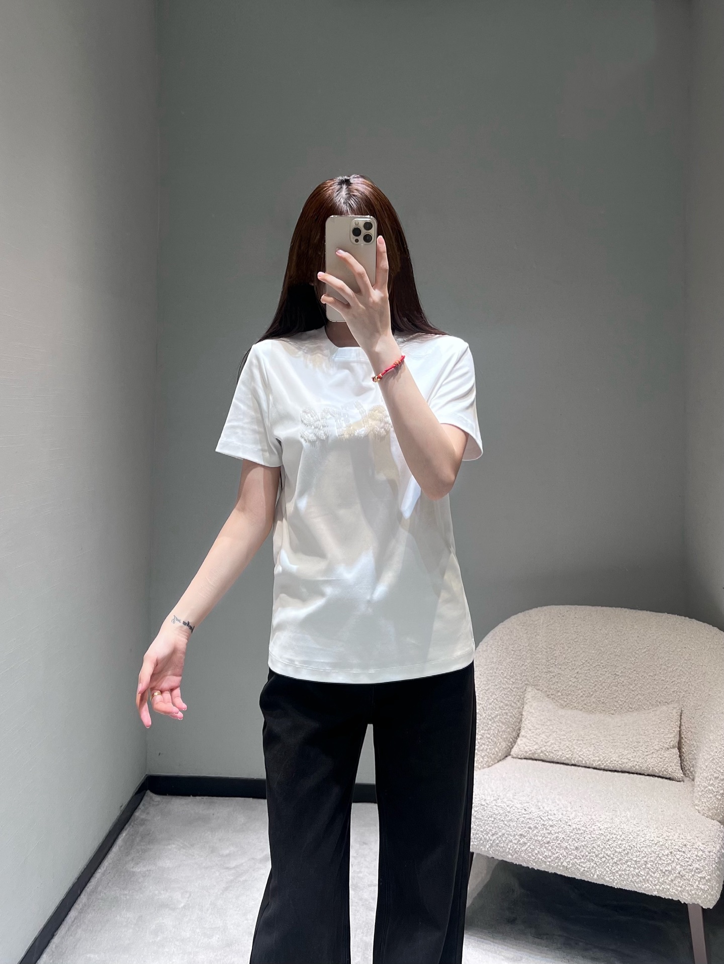 NO:686763,CElin*2026SS new series in early spring //Letter short-sleeved T-shirt with super eye-catching towel embroidery embroidery pattern on the chest, round neck basic version, crisp and soft high-quality cotton material, simple yet low-key, with texture in the details. Black and white SML,,celine,T-shirt,tees,t-shirt,19860909CElin*2026SS早春上新系列//字母短袖T恤胸前超亮眼毛巾绣刺绣图案,圆领基础版型,挺括又柔软的高质感棉料,简约中透着低调,细节处显质感.黑白两色 SML,,celine,T-shirt,tees，t-shirt,,Women's clothing