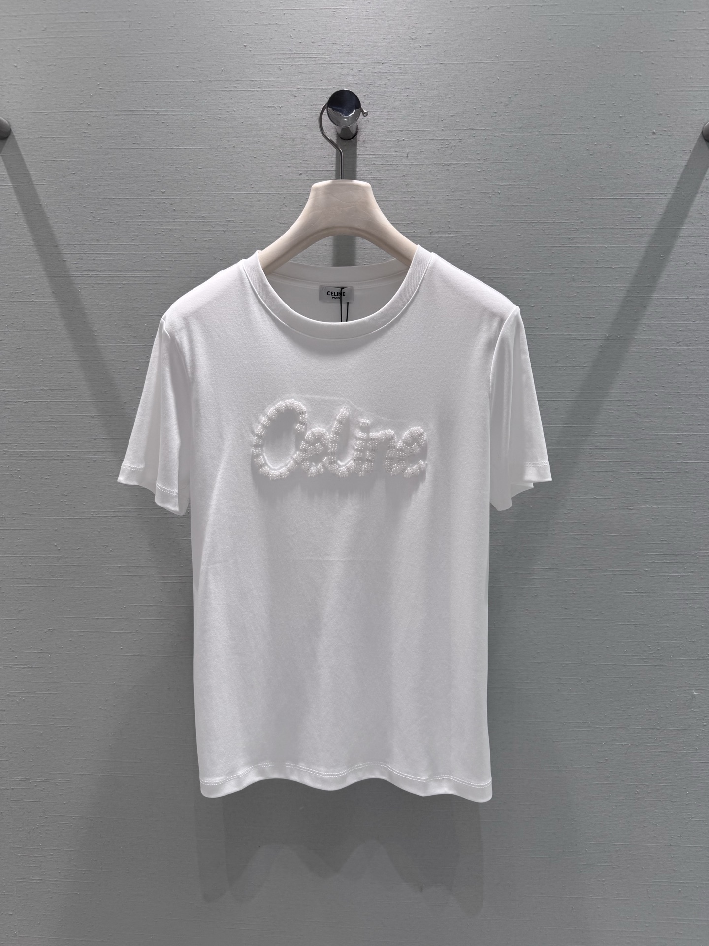 NO:686761,Support CElin*2026SS early spring new series //Letter short-sleeved T-shirt with super eye-catching towel embroidery embroidery pattern on the chest, round neck basic version, crisp and soft high-quality cotton material, simple yet low-key, with texture in the details. Black and white SML real shot details,,celine,T-shirt,tees,t-shirt,19860909支持换款CElin*2026SS早春上新系列//字母短袖T恤胸前超亮眼毛巾绣刺绣图案,圆领基础版型,挺括又柔软的高质感棉料,简约中透着低调,细节处显质感.黑白两色 SML实拍细节,,celine,T-shirt,tees，t-shirt,,Women's clothing