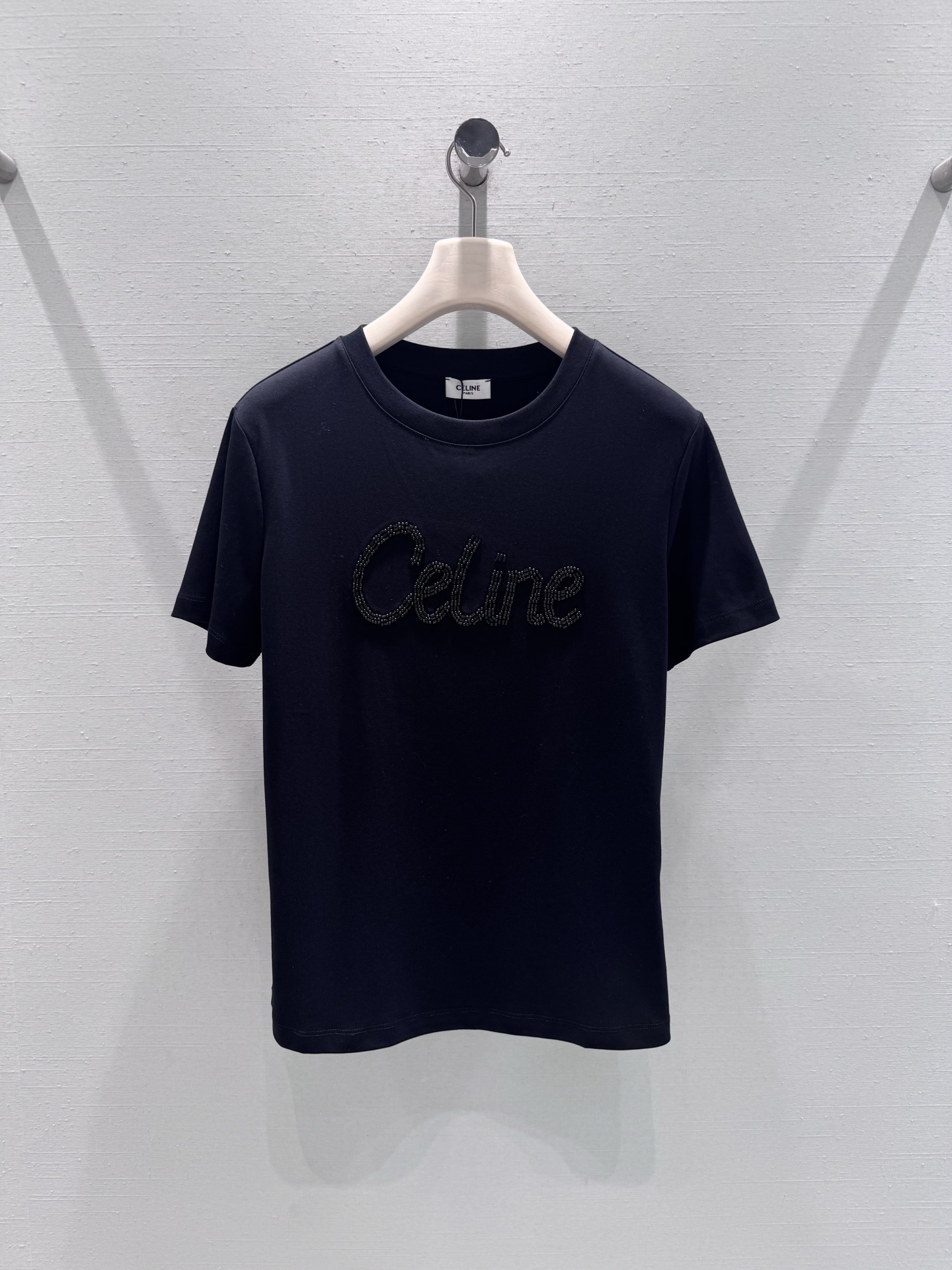 NO:686757,Support CElin*2026SS early spring new series //Letter short-sleeved T-shirt with super eye-catching towel embroidery embroidery pattern on the chest, round neck basic version, crisp and soft high-quality cotton material, simple yet low-key, with texture in the details. Black and white SML real shot details,,celine,T-shirt,tees,t-shirt,19860909支持换款CElin*2026SS早春上新系列//字母短袖T恤胸前超亮眼毛巾绣刺绣图案,圆领基础版型,挺括又柔软的高质感棉料,简约中透着低调,细节处显质感.黑白两色 SML实拍细节,,celine,T-shirt,tees，t-shirt,,Women's clothing