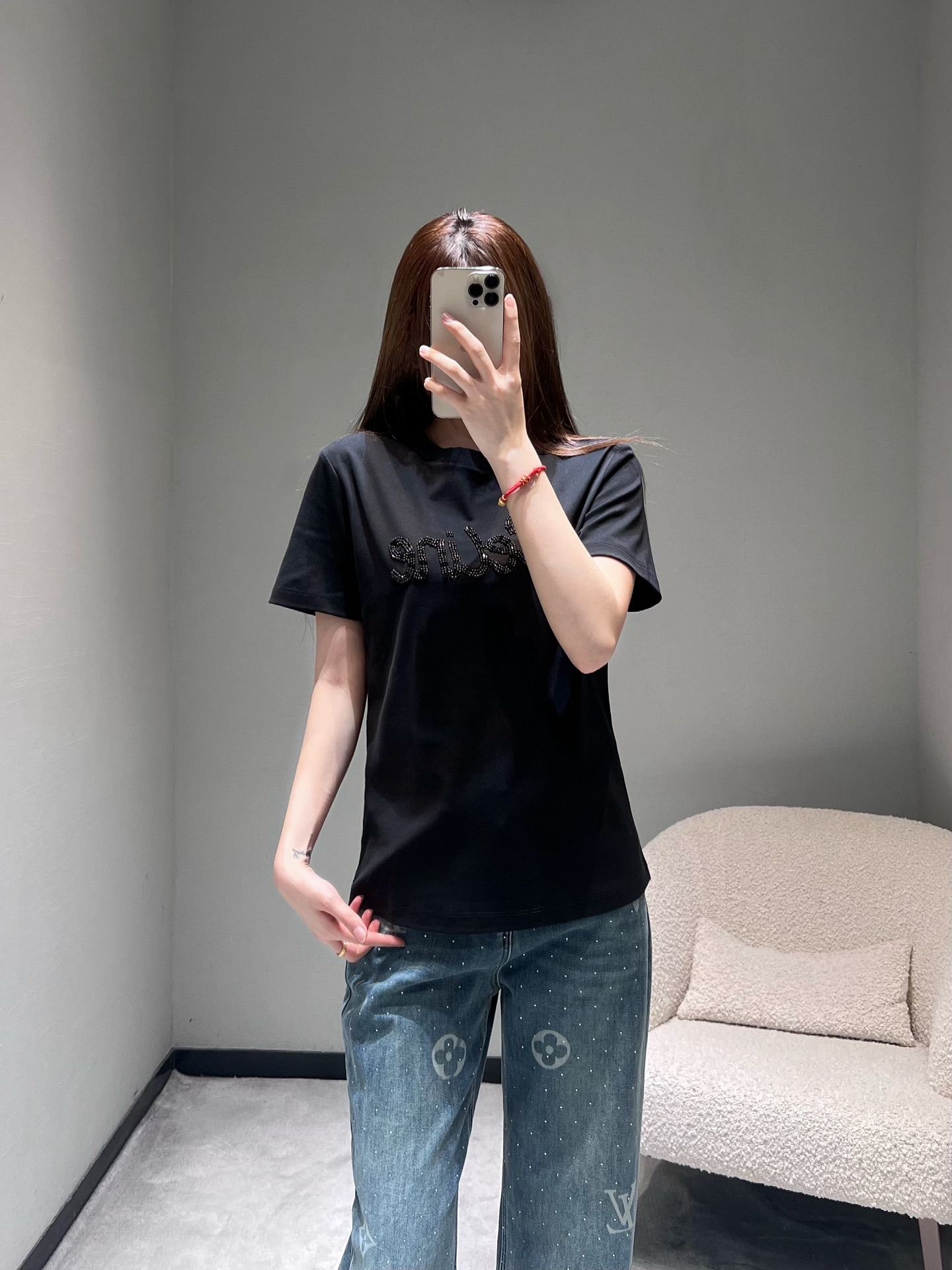 NO:686759,CElin*2026SS new series in early spring //Letter short-sleeved T-shirt with super eye-catching towel embroidery embroidery pattern on the chest, round neck basic version, crisp and soft high-quality cotton material, simple yet low-key, with texture in the details. Black and white SML,,celine,T-shirt,tees,t-shirt,19860909CElin*2026SS早春上新系列//字母短袖T恤胸前超亮眼毛巾绣刺绣图案,圆领基础版型,挺括又柔软的高质感棉料,简约中透着低调,细节处显质感.黑白两色 SML,,celine,T-shirt,tees，t-shirt,,Women's clothing