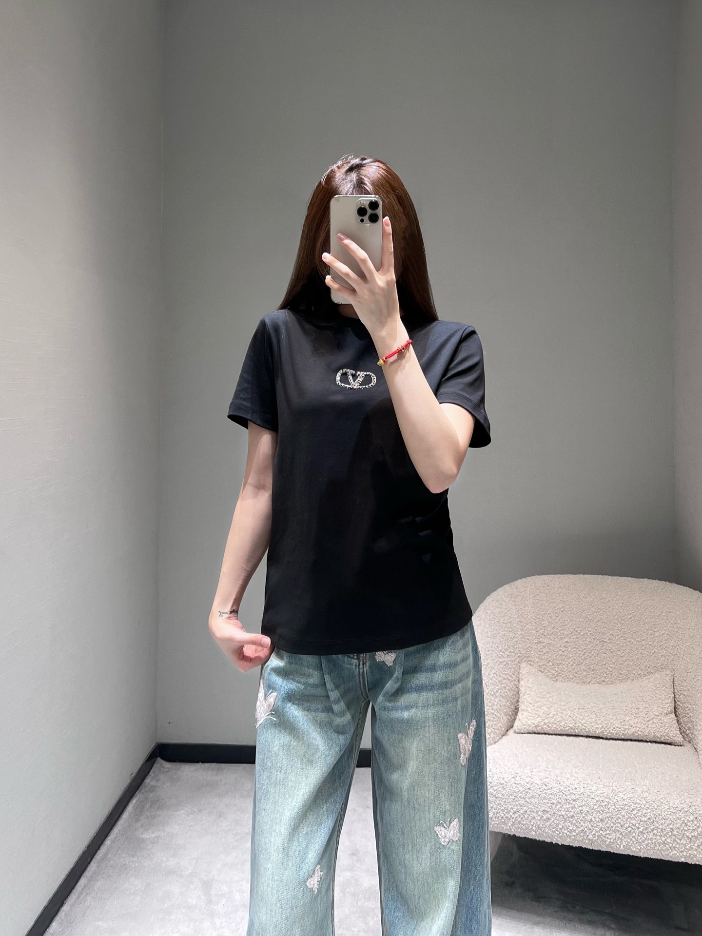 NO:686747,Valenti*o*26SS new early spring series // Dotted diamond short-sleeved T-shirt is embellished with the brand's iconic double V rhinestone badge on the chest. The inlay workmanship is exquisite and full of luster. The basic round neck version is simple and neat, not picky on the face, and the short sleeves are cut to fit the shoulder line, creating a natural shoulder contour. SML,,valentino,T-shirt,tees,t-shirt,19860909Valenti*o*26SS早春新品系列//点钻短袖T恤胸前缀有品牌标志性的双V水钻徽章,镶嵌工艺精致,光泽感十足. 基础圆领版型,简约利落,不挑脸型,短袖剪裁贴合肩线,打造出自然的肩部轮廓.SML,,valentino,T-shirt,tees，t-shirt,,Women's clothing