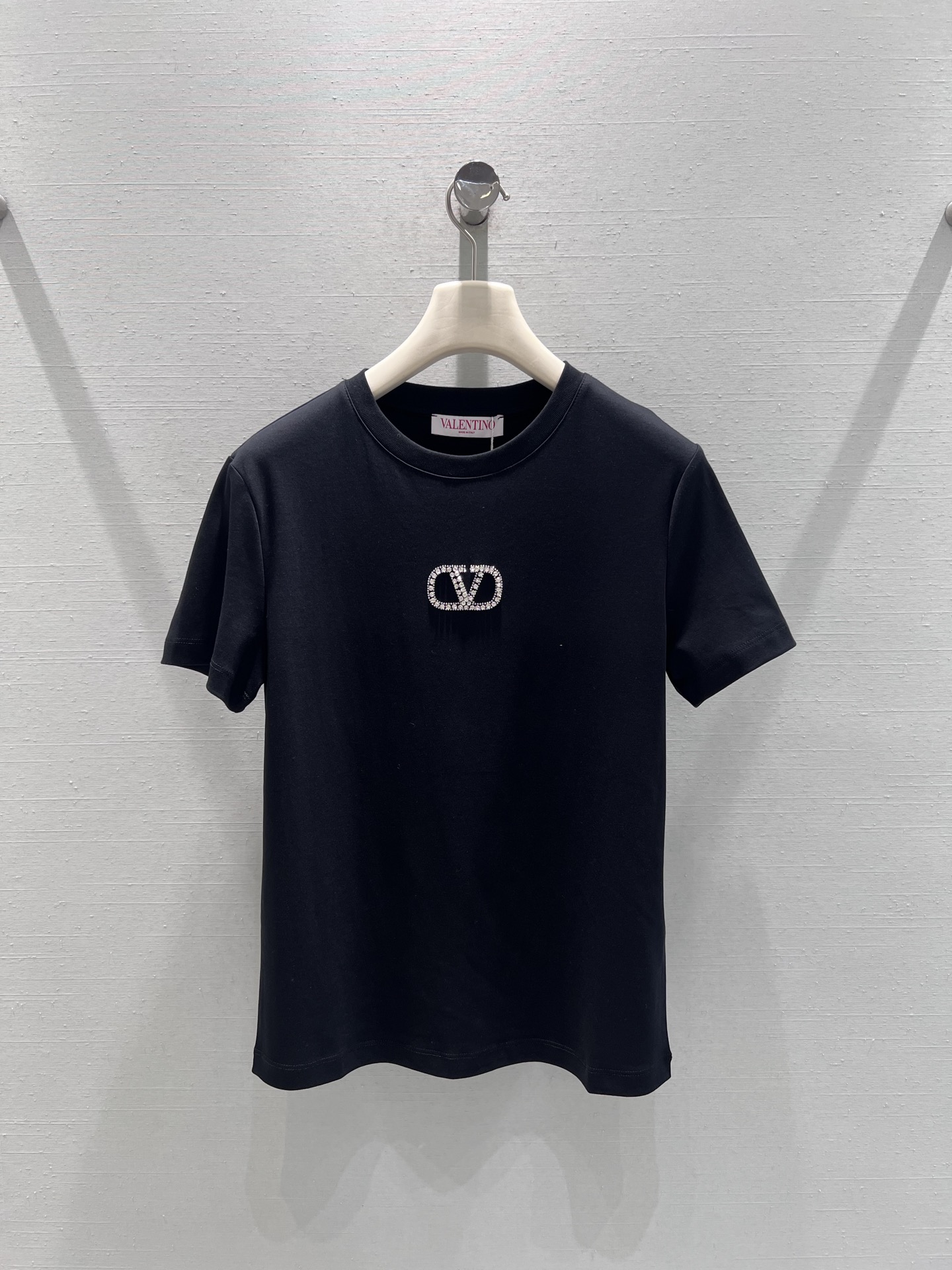 NO:686745,Support exchange Valenti*o*26SS early spring new product series // Dot diamond short-sleeved T-shirt is embellished with the brand's iconic double V rhinestone badge on the chest. The inlay workmanship is exquisite and full of luster. The basic round neck version is simple and neat, not picky about the face shape, and the short sleeves are cut to fit the shoulder line to create a natural shoulder contour. SML real shot details, valentino, T-shirt, tees, t-shirt,19860909支持换款Valenti*o*26SS早春新品系列//点钻短袖T恤胸前缀有品牌标志性的双V水钻徽章,镶嵌工艺精致,光泽感十足. 基础圆领版型,简约利落,不挑脸型,短袖剪裁贴合肩线,打造出自然的肩部轮廓.SML实拍细节,,valentino,T-shirt,tees，t-shirt,,Women's clothing