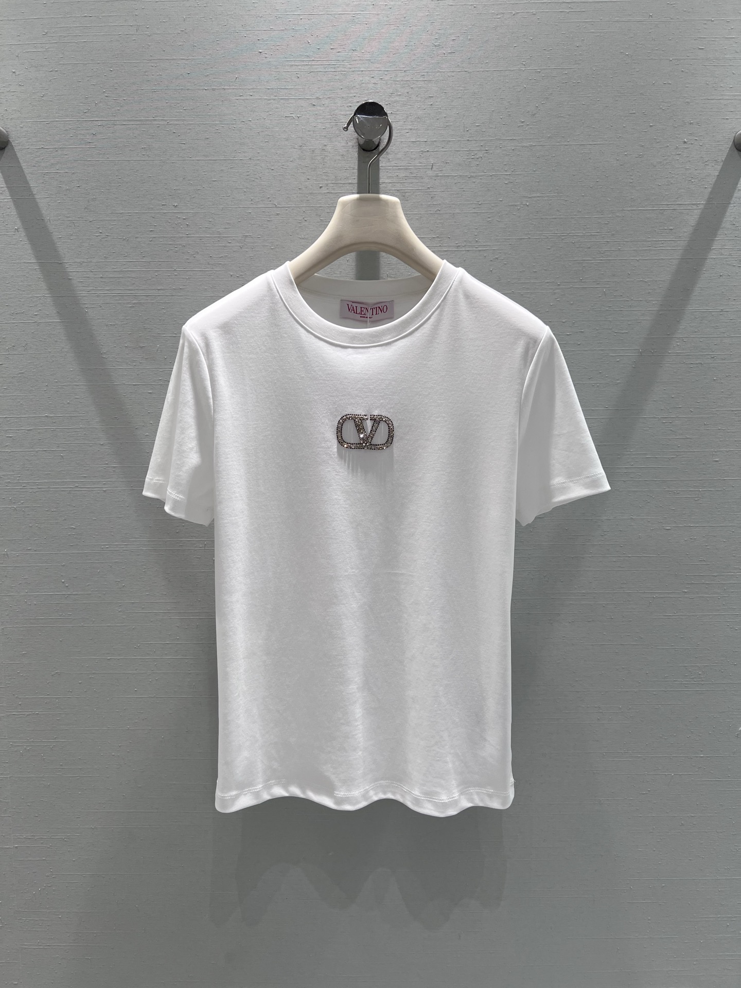 NO:686739,Support exchange Valenti*o*26SS early spring new product series // Dot diamond short-sleeved T-shirt is embellished with the brand's iconic double V rhinestone badge on the chest. The inlay workmanship is exquisite and full of luster. The basic round neck version is simple and neat, not picky about the face shape, and the short sleeves are cut to fit the shoulder line to create a natural shoulder contour. SML real shot details, valentino, T-shirt, tees, t-shirt,19860909支持换款Valenti*o*26SS早春新品系列//点钻短袖T恤胸前缀有品牌标志性的双V水钻徽章,镶嵌工艺精致,光泽感十足. 基础圆领版型,简约利落,不挑脸型,短袖剪裁贴合肩线,打造出自然的肩部轮廓.SML实拍细节,,valentino,T-shirt,tees，t-shirt,,Women's clothing