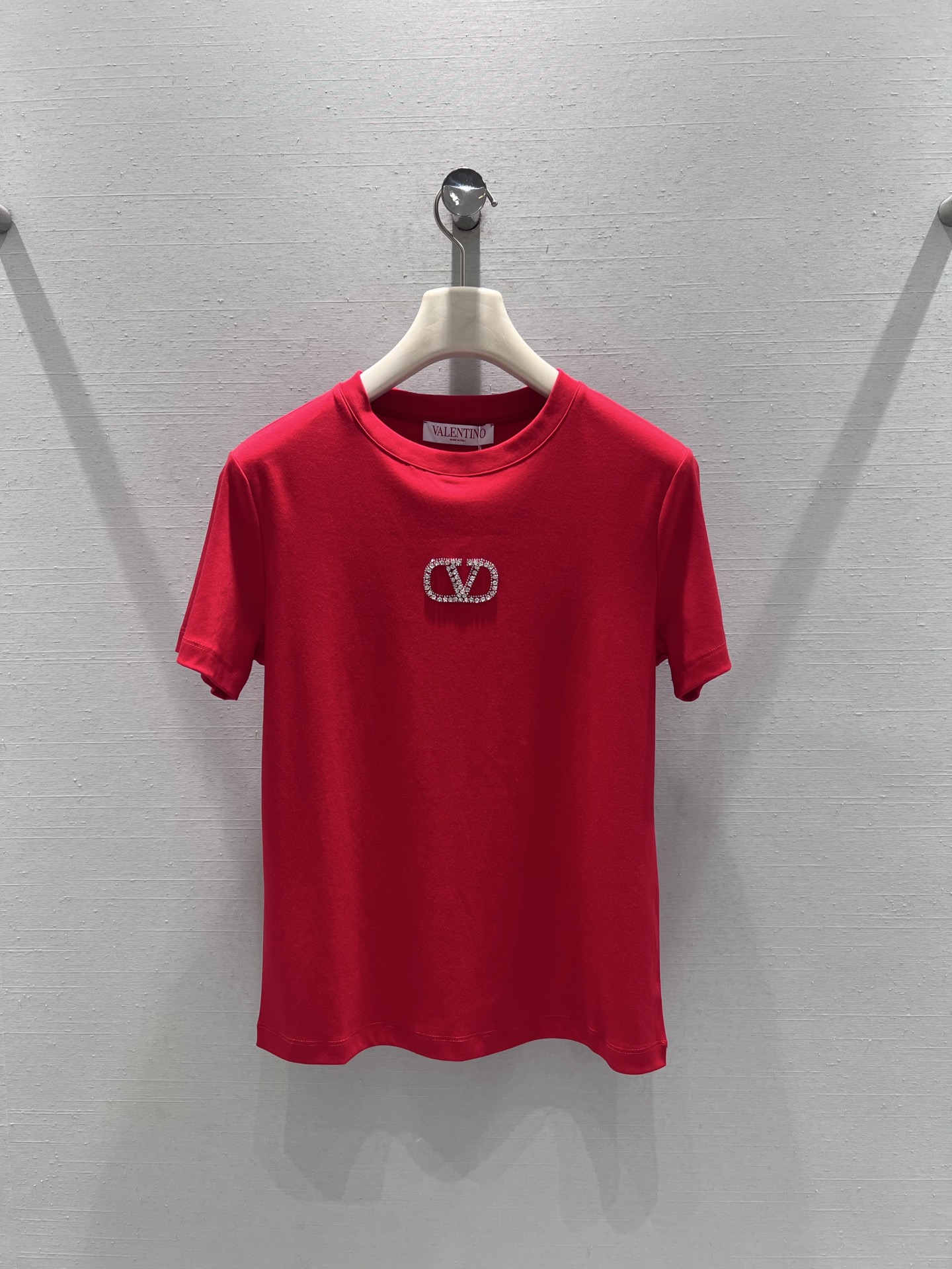 NO:686734,Support exchange Valenti*o*26SS early spring new product series // Dot diamond short-sleeved T-shirt is embellished with the brand's iconic double V rhinestone badge on the chest. The inlay workmanship is exquisite and full of luster. The basic round neck version is simple and neat, not picky about the face shape, and the short sleeves are cut to fit the shoulder line to create a natural shoulder contour. SML real shot details, valentino, T-shirt, tees, t-shirt,19860909支持换款Valenti*o*26SS早春新品系列//点钻短袖T恤胸前缀有品牌标志性的双V水钻徽章,镶嵌工艺精致,光泽感十足. 基础圆领版型,简约利落,不挑脸型,短袖剪裁贴合肩线,打造出自然的肩部轮廓.SML实拍细节,,valentino,T-shirt,tees，t-shirt,,Women's clothing