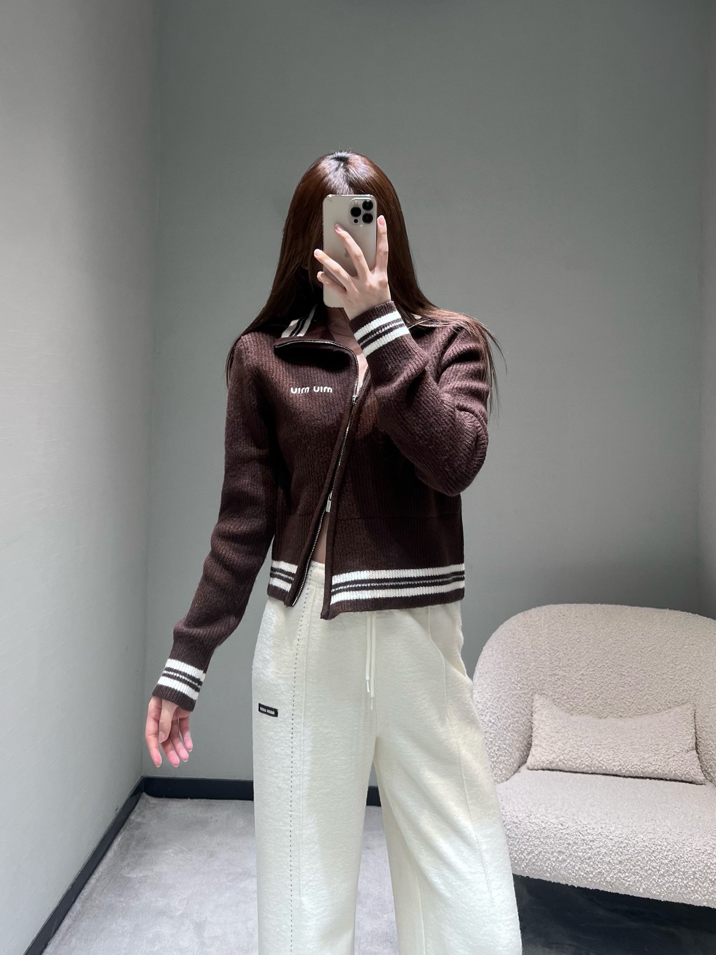 NO:686731,MIU*2026SS Early Spring New Product Series//Diagonal zipper knitted cardigan has eye-catching MIU letter embroidery on the chest, asymmetrical diagonal zipper design, and lapel shape, which is simple and individual. The body is made of vertical pit strip texture, which makes it visually slimmer. The high-end gray tones and white contrasting stripes are embellished, adding a sense of casual vitality.SML,,miumiu,19860909MIU*2026SS早春新品系列//斜拉链针织开衫胸前亮眼MIU字母刺绣,不对称斜拉链设计,搭配翻领造型,自带简约又个性,衣身是竖坑条纹理,视觉上更显修身,高级灰调白色撞色条纹点缀,增添了休闲活力感.SML,,miumiu,,Women's clothing