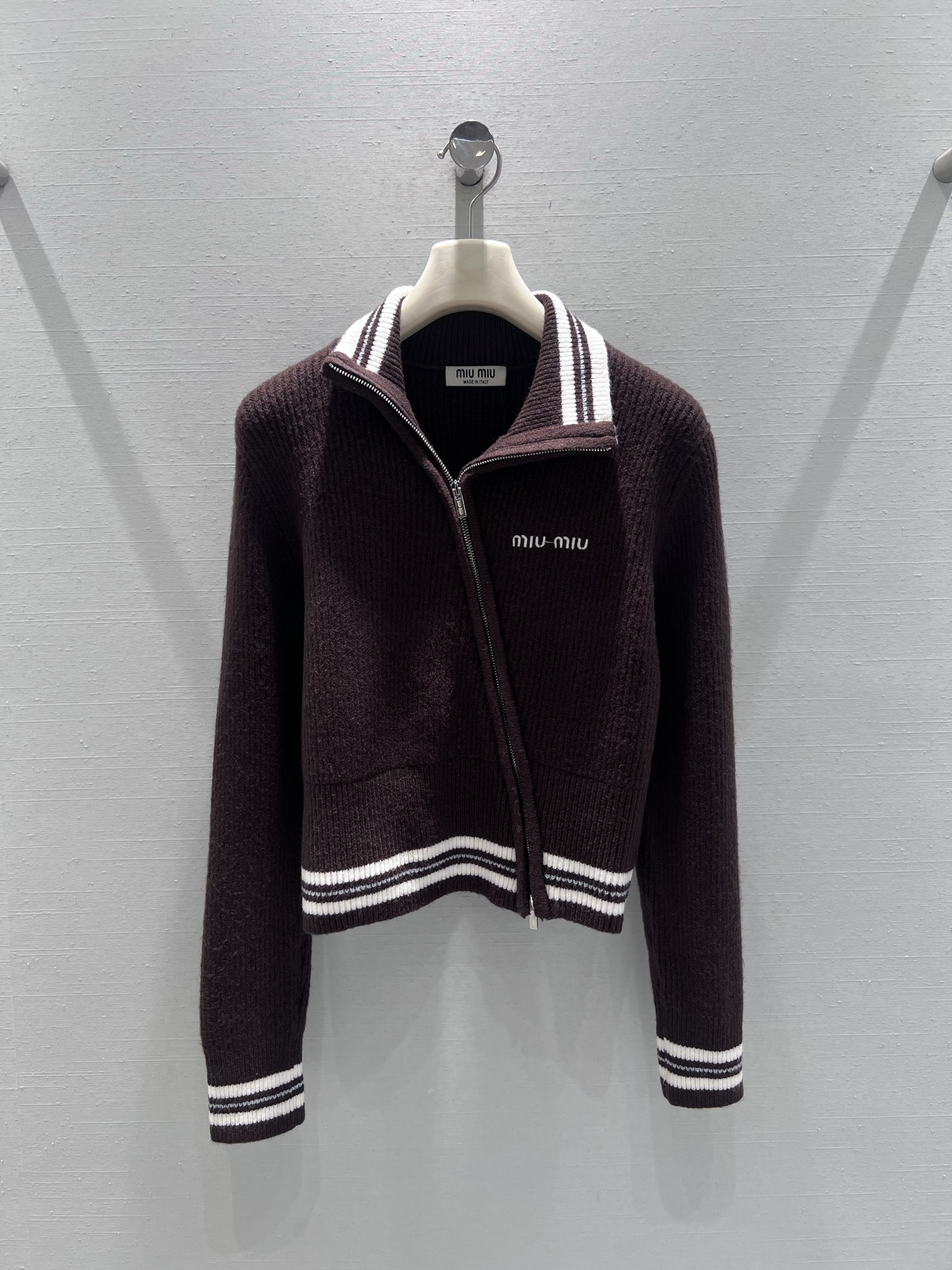 NO:686756,Support exchange MIU*2026SS early spring new product series // Diagonal zipper knitted cardigan has eye-catching MIU letter embroidery on the chest, asymmetrical diagonal zipper design, and lapel shape, which is simple and individual. The body is made of vertical pit strip texture, which is visually slimmer. The high-end gray tones and white contrasting stripes are embellished, adding a sense of casual vitality. SML real shot details, miumiu,19860909支持换款 MIU*2026SS早春新品系列//斜拉链针织开衫胸前亮眼MIU字母刺绣,不对称斜拉链设计,搭配翻领造型,自带简约又个性,衣身是竖坑条纹理,视觉上更显修身,高级灰调白色撞色条纹点缀,增添了休闲活力感.SML实拍细节,,miumiu,,Women's clothing