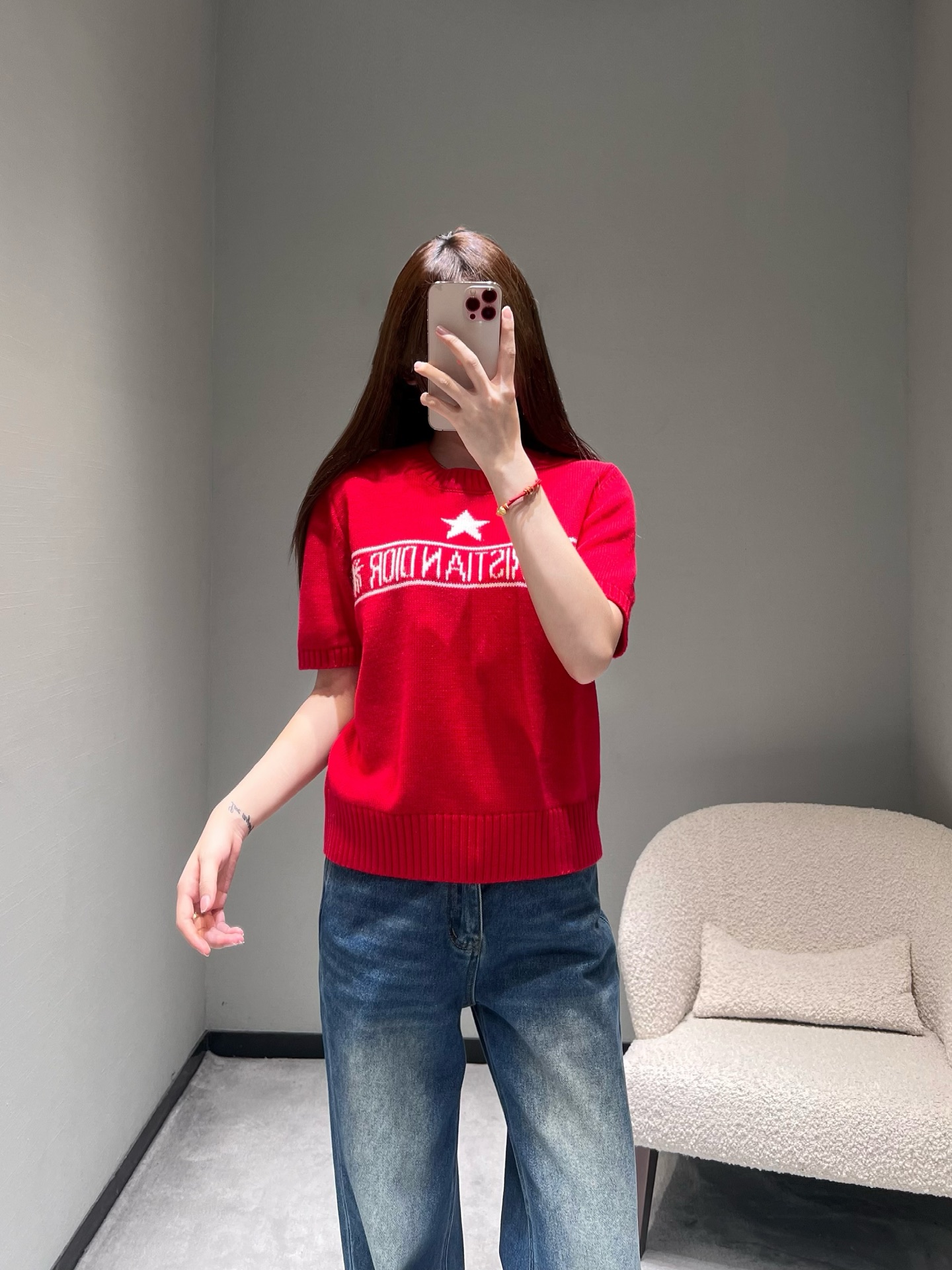 NO:686750,DIO*26SS new early spring series // CD letter short-sleeved knitted sweater is red in color, bright and atmospheric, with its own eye-catching effect, perfect for festivals, parties and other atmospheric occasions. The white letter logo is woven on the chest, combined with the classic elements of stars and bees, which is the embodiment of the brand's iconic design. The knitting jacquard process is exquisite, the pattern is clear and three-dimensional, retro yet recognizable SML,, dior, sweaters, T-shirt,19860909DIO*26SS早春新品系列//CD字母短袖针织毛衣正红色调,明艳大气,自带吸睛效果,超适合节日、聚会等氛围感场合.胸前织有白色的字母标识,搭配星星与蜜蜂经典元素,是品牌标志性设计的体现,针织提花工艺细腻,图案清晰立体,复古又不失辨识度 SML,,dior,sweaters,T-shirt,,Women's clothing