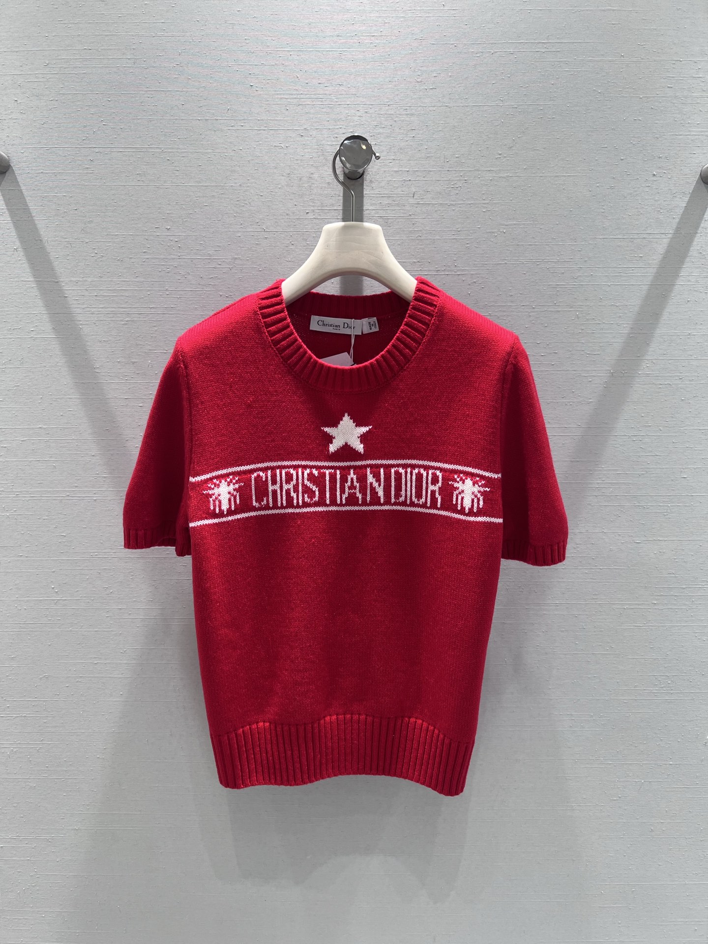 NO:686748,Support exchange DIO*26SS early spring new product series //CD letter short-sleeved knitted sweater is red in color, bright and atmospheric, with its own eye-catching effect, very suitable for festivals, parties and other atmospheric occasions. The white letter logo is woven on the chest, with the classic elements of stars and bees, which is the embodiment of the brand's iconic design. The knitting jacquard process is exquisite, the pattern is clear and three-dimensional, retro yet recognizable. SML real shot details, dior, sweaters, T-shirt,19860909支持换款DIO*26SS早春新品系列//CD字母短袖针织毛衣正红色调,明艳大气,自带吸睛效果,超适合节日、聚会等氛围感场合.胸前织有白色的字母标识,搭配星星与蜜蜂经典元素,是品牌标志性设计的体现,针织提花工艺细腻,图案清晰立体,复古又不失辨识度 SML实拍细节,,dior,sweaters,T-shirt,,Women's clothing