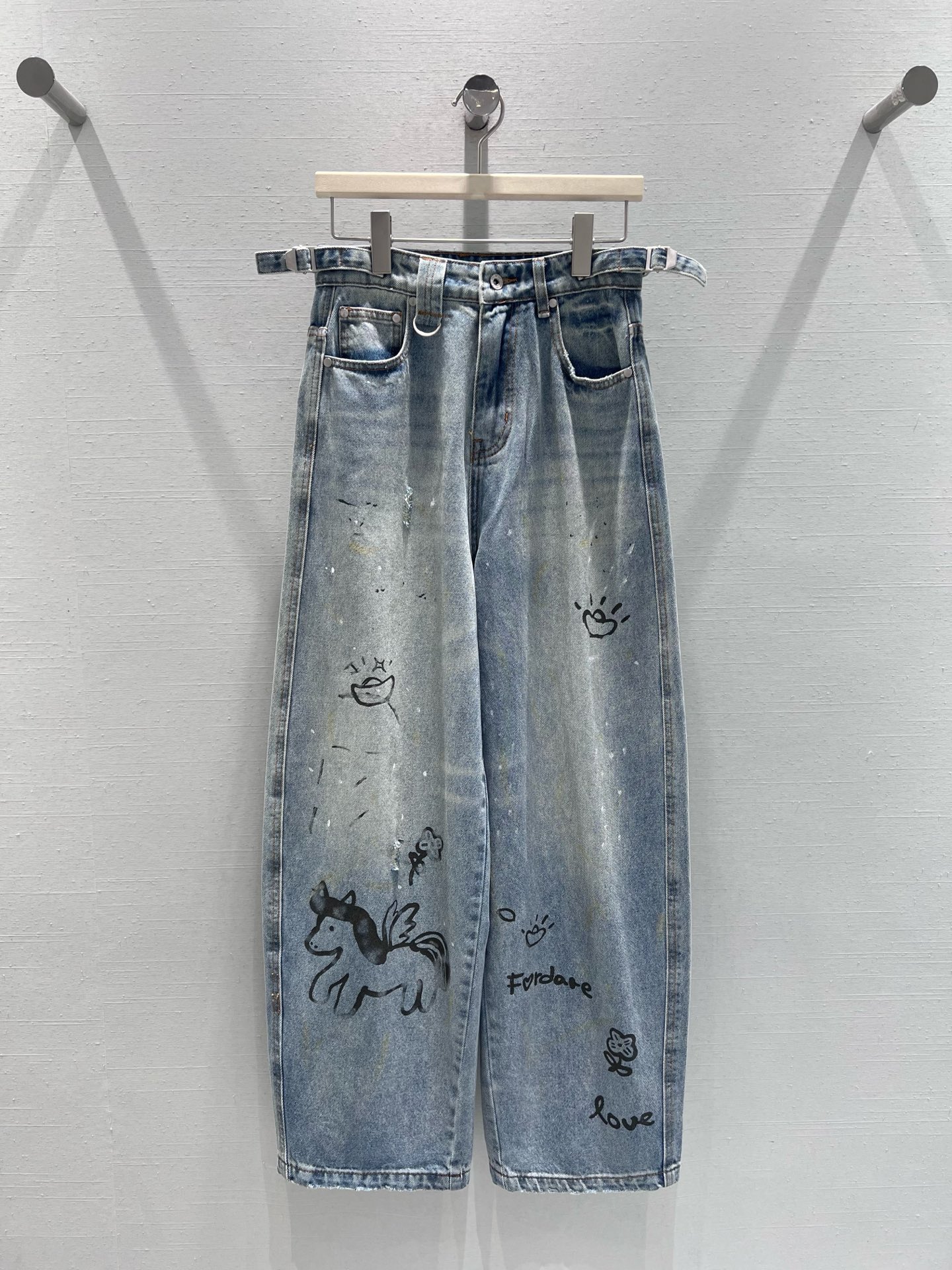 NO:686741,Support exchange FORDA*E 2026SS New Year New Product Series // Graffiti wide-leg denim trousers. The denim fabric has been treated with an old and washed process to present a natural light blue retro tone. At the same time, whitened and distressed details are added. The trousers are embellished with hand-painted graffiti patterns and black lines are used to outline abstract patterns and characters. The street coolness is full; the local ink splash effect further strengthens the retro and old atmosphere. SML real shot details,,19860909支持换款 FORDA*E 2026SS新年新品系列//涂鸦阔腿牛仔长裤牛仔面料经过做旧水洗工艺处理,呈现出自然的浅蓝复古色调,同时加入了磨白、做旧的细节,裤身点缀的手绘风涂鸦图案,以黑色线条勾勒出抽象的图案与字符,街头潮酷感拉满；局部泼墨效果,进一步强化了复古做旧的氛围.SML实拍细节,,,Women's clothing