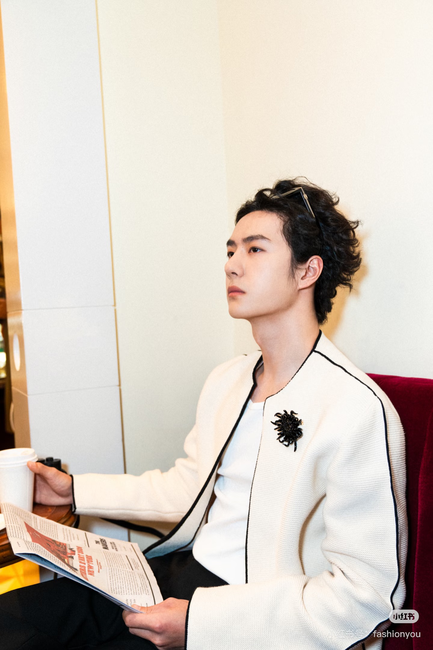 NO:686738,Chan*L 2026SS Early Spring New Product Series //Camellia Knitted Cardigan Same as Wang Yibo. The body is designed with contrasting edges to form a classic black and white color scheme, which is simple yet refined, instantly enhancing the layering of the overall look. The camellia decoration on the left chest adds light luxury details to the simple cardigan. The buttonless placket design creates different dressing styles. SML,,chanel,19860909Chan*L 2026SS早春新品系列//山茶花针织开衫王一博同款 衣身撞色镶边设计,形成经典的黑白配色,简约又不失精致感,瞬间提升整体造型的层次感.左胸位置山茶花装饰,为简约的开衫增添了轻奢细节.采用无扣的开襟设计,打造不同的穿搭风格.SML,,chanel,,Women's clothing