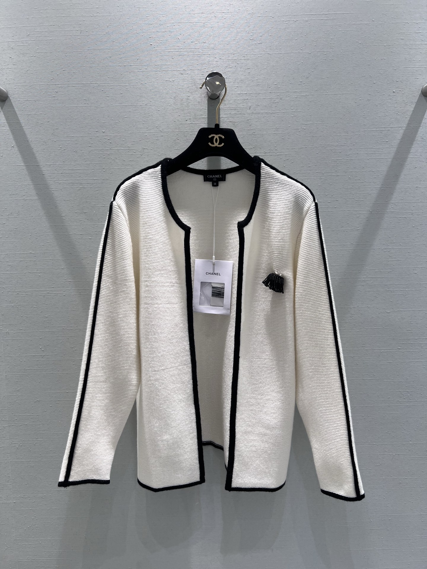 NO:686737,Support exchange Chan*L 2026SS early spring new product series // Camellia knitted cardigan, the same style as Wang Yibo. The body is designed with contrasting edges to form a classic black and white color scheme, simple yet refined, instantly enhancing the layering of the overall look. The camellia decoration on the left chest adds light luxury details to the simple cardigan. The buttonless placket design is used to create different dressing styles. SML real shot details,,chanel,19860909支持换款Chan*L 2026SS早春新品系列//山茶花针织开衫王一博同款 衣身撞色镶边设计,形成经典的黑白配色,简约又不失精致感,瞬间提升整体造型的层次感.左胸位置山茶花装饰,为简约的开衫增添了轻奢细节.采用无扣的开襟设计,打造不同的穿搭风格.SML实拍细节,,chanel,,Women's clothing