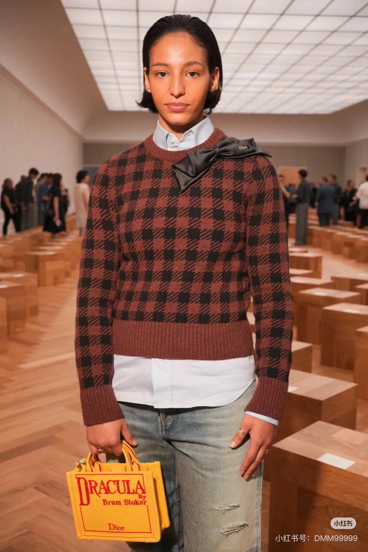 NO:686732,Batch DIO*26SS early spring new product series // Houndstooth knitted sweater is based on retro plaid elements, creating a dressing effect that combines fashion and retro atmosphere. The body is made of fine knitting technology, the plaid pattern is clear and three-dimensional, and full of texture; the neckline is decorated with three-dimensional bows, adding a sweet and smart girly feel to the whole, showing French elegance. Two colors are available SML, dior, sweaters,19860909批DIO*26SS早春新品系列//千鸟格针织毛衣以复古格纹元素为主调,打造出兼具时尚感与复古氛围的穿搭效果.衣身采用细腻针织工艺,格纹图案清晰立体,质感十足；领口处点缀立体蝴蝶结装饰,为整体增添了甜美灵动的少女感,尽显法式优雅.两色可选 SML,,dior,sweaters,,Women's clothing