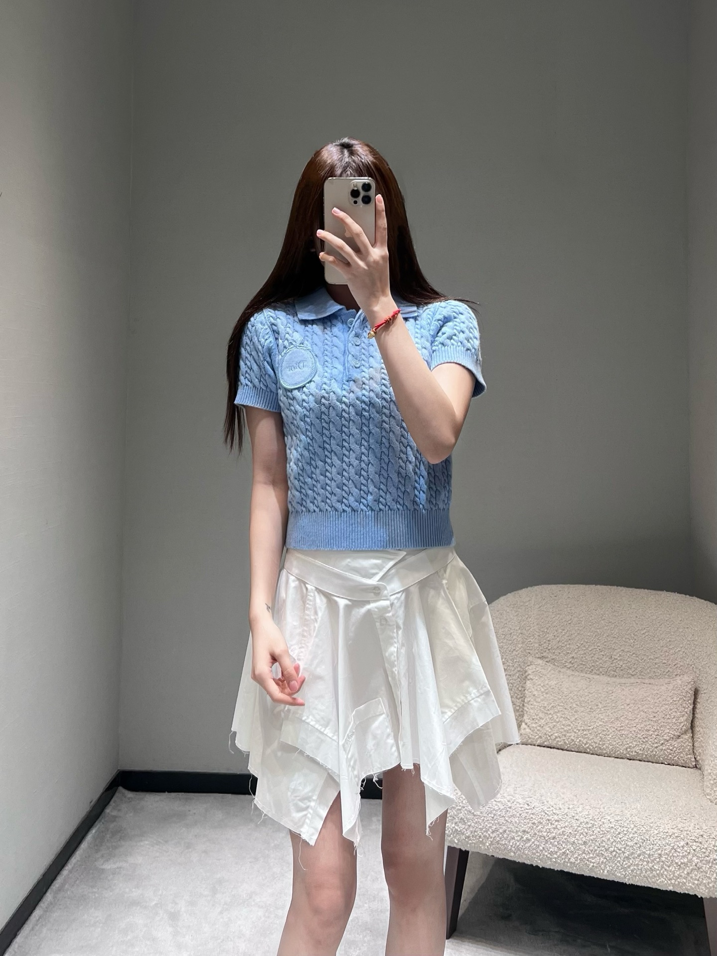 NO:687094,DIO*26SS early spring new product series // Polo knitted short-sleeved sweater is made of three-dimensional cable knitting technology, with a full and textured body, showing a retro and gentle style. The neckline is a classic Polo lapel design, with placket buttons, which is simple and detailed; the circular label decoration on the chest adds exquisiteness to the whole. Two colors are available in SML, dior, sweaters, T-shirt,19860909DIO*26SS早春新品系列//Polo针织短袖毛衣立体绞花针织工艺打造衣身,纹理饱满有质感,尽显复古温柔的穿搭格调.领口为经典Polo翻领设计,搭配门襟纽扣,简约又具细节感；胸口的圆形贴标装饰,为整体增添了精致巧思.两色入 SML,,dior,sweaters,T-shirt,,Women's clothing