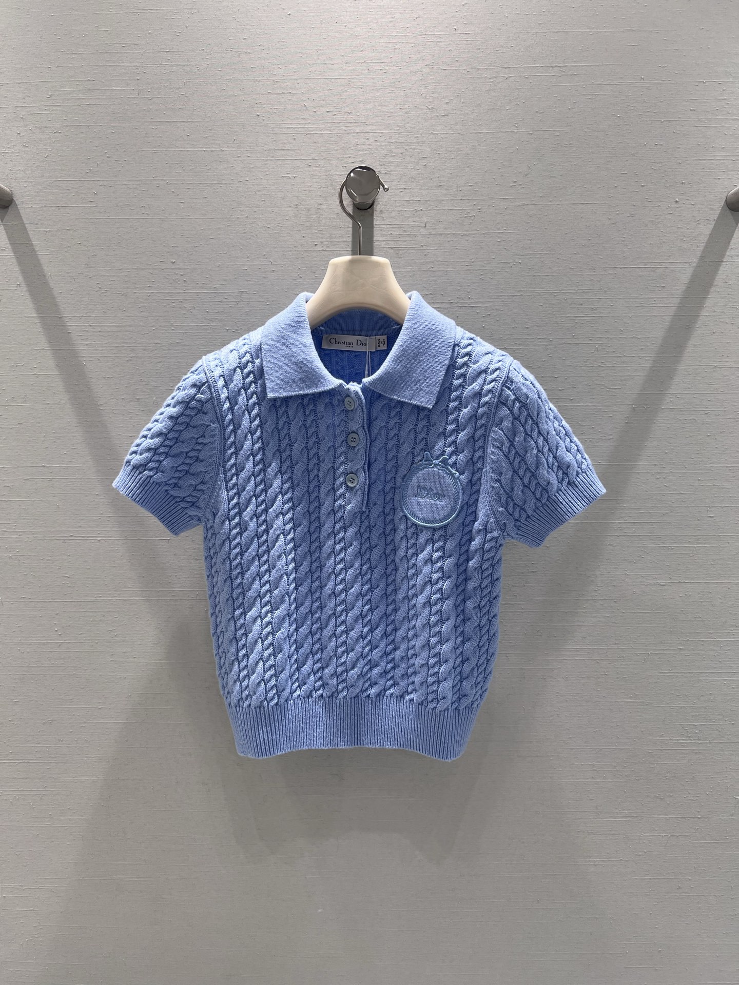 NO:687089,Supports replacement DIO*26SS early spring new product series // Polo knitted short-sleeved sweater is made of three-dimensional cable knitting technology to create a body with full texture and texture, showing a retro and gentle style. The neckline is a classic Polo lapel design with placket buttons, which is simple and detailed; the circular label decoration on the chest adds exquisiteness to the whole. The two colors are in SML real shot details, dior, sweaters, T-shirt,19860909支持换款DIO*26SS早春新品系列//Polo针织短袖毛衣立体绞花针织工艺打造衣身,纹理饱满有质感,尽显复古温柔的穿搭格调.领口为经典Polo翻领设计,搭配门襟纽扣,简约又具细节感；胸口的圆形贴标装饰,为整体增添了精致巧思.两色入 SML实拍细节,,dior,sweaters,T-shirt,,Women's clothing