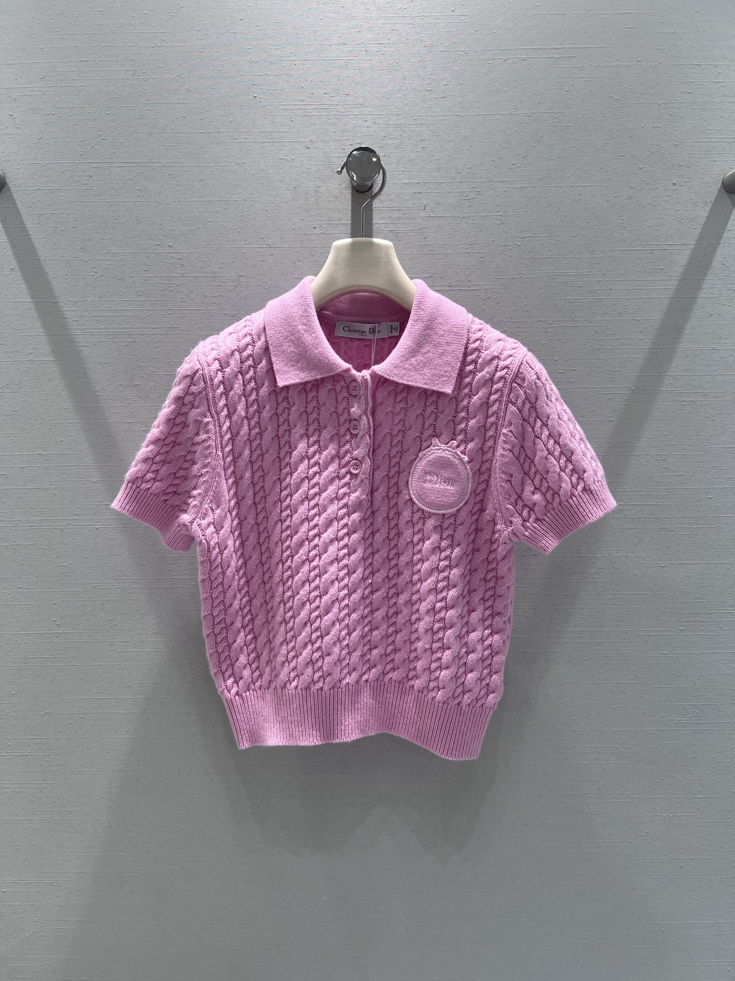 NO:687085,Supports replacement DIO*26SS early spring new product series // Polo knitted short-sleeved sweater is made of three-dimensional cable knitting technology to create a body with full texture and texture, showing a retro and gentle style. The neckline is a classic Polo lapel design with placket buttons, which is simple and detailed; the circular label decoration on the chest adds exquisiteness to the whole. The two colors are in SML real shot details, dior, sweaters, T-shirt,19860909支持换款DIO*26SS早春新品系列//Polo针织短袖毛衣立体绞花针织工艺打造衣身,纹理饱满有质感,尽显复古温柔的穿搭格调.领口为经典Polo翻领设计,搭配门襟纽扣,简约又具细节感；胸口的圆形贴标装饰,为整体增添了精致巧思.两色入 SML实拍细节,,dior,sweaters,T-shirt,,Women's clothing