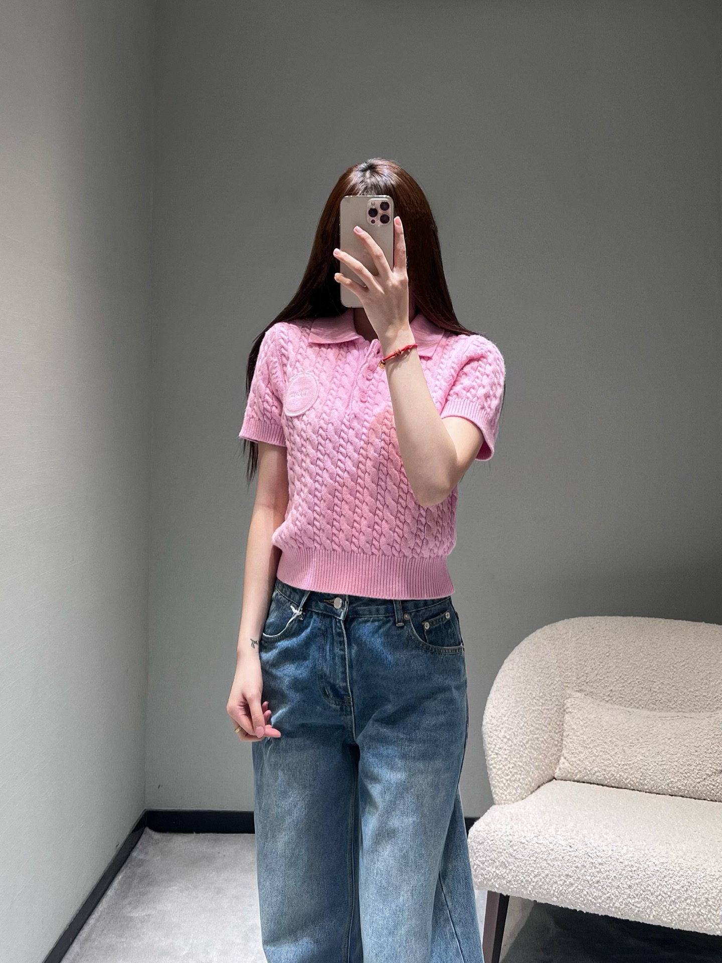 NO:687088,DIO*26SS early spring new product series // Polo knitted short-sleeved sweater is made of three-dimensional cable knitting technology, with a full and textured body, showing a retro and gentle style. The neckline is a classic Polo lapel design, with placket buttons, which is simple and detailed; the circular label decoration on the chest adds exquisiteness to the whole. Two colors are available in SML, dior, sweaters, T-shirt,19860909DIO*26SS早春新品系列//Polo针织短袖毛衣立体绞花针织工艺打造衣身,纹理饱满有质感,尽显复古温柔的穿搭格调.领口为经典Polo翻领设计,搭配门襟纽扣,简约又具细节感；胸口的圆形贴标装饰,为整体增添了精致巧思.两色入 SML,,dior,sweaters,T-shirt,,Women's clothing