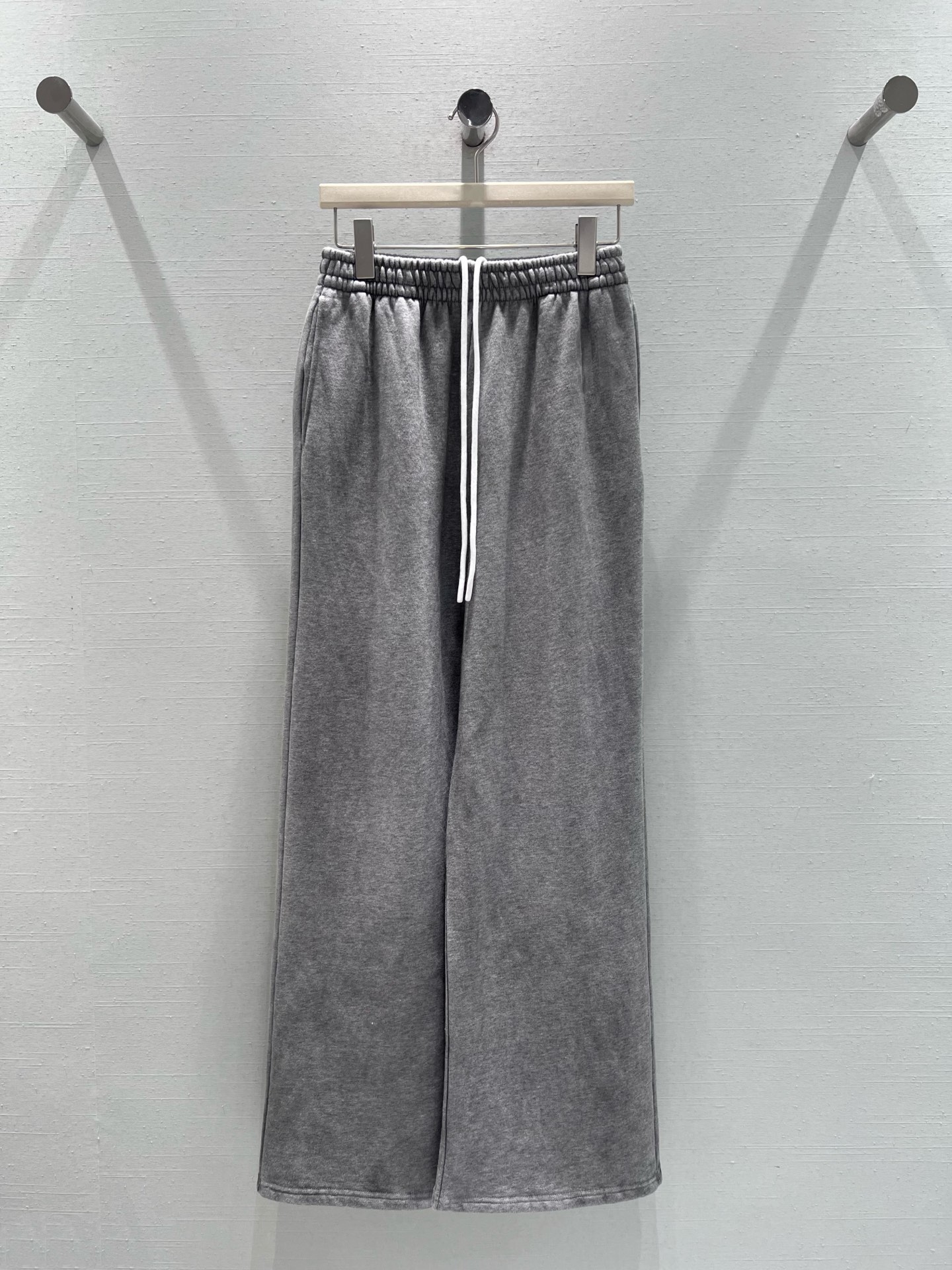 NO:694129,Support exchange of styles 2026SS New Year New Product Series // Gray-toned wide-leg denim trousers have an old gray-toned fabric texture and a retro casual atmosphere; the waist is designed with an elastic drawstring, and the white drawstring and the gray trousers form a simple contrast. The wide-leg straight version has smooth lines and the overall style is casual and lazy. SML real shot details,,19860909支持换款 2026SS新年新品系列//灰调阔腿牛仔长裤做旧灰调的面料质感,自带复古随性的氛围；腰部为松紧抽绳设计,白色抽绳与灰色裤身形成简约撞色,阔腿直筒的版型线条流畅,整体风格休闲慵懒.SML实拍细节,,,Women's clothing