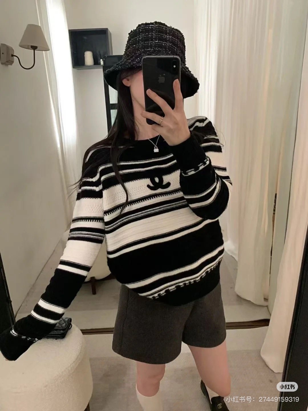 NO:694148,Chan*L 2026SS Early Spring New Product Series // Geometric striped sweater, classic black and white stripes, wide and narrow stripes in random combinations; the center of the body is embellished with a three-dimensional black double C logo, becoming the visual focus; the geometric jacquard texture at the hem and cuffs adds exquisite details to the whole, and the round-neck loose version combines casual casualness with French elegance. SML,,chanel,sweaters,19860909Chan*L 2026SS早春新品系列//几何条纹毛衣,经典黑白条纹、条纹宽窄错落搭配；衣身中央点缀立体的黑色双C标识、成为视觉焦点；衣摆与袖口处的几何提花纹理,为整体增添精致细节,圆领宽松的版型融合了休闲随性与法式优雅的气质.SML,,chanel,sweaters,,Women's clothing