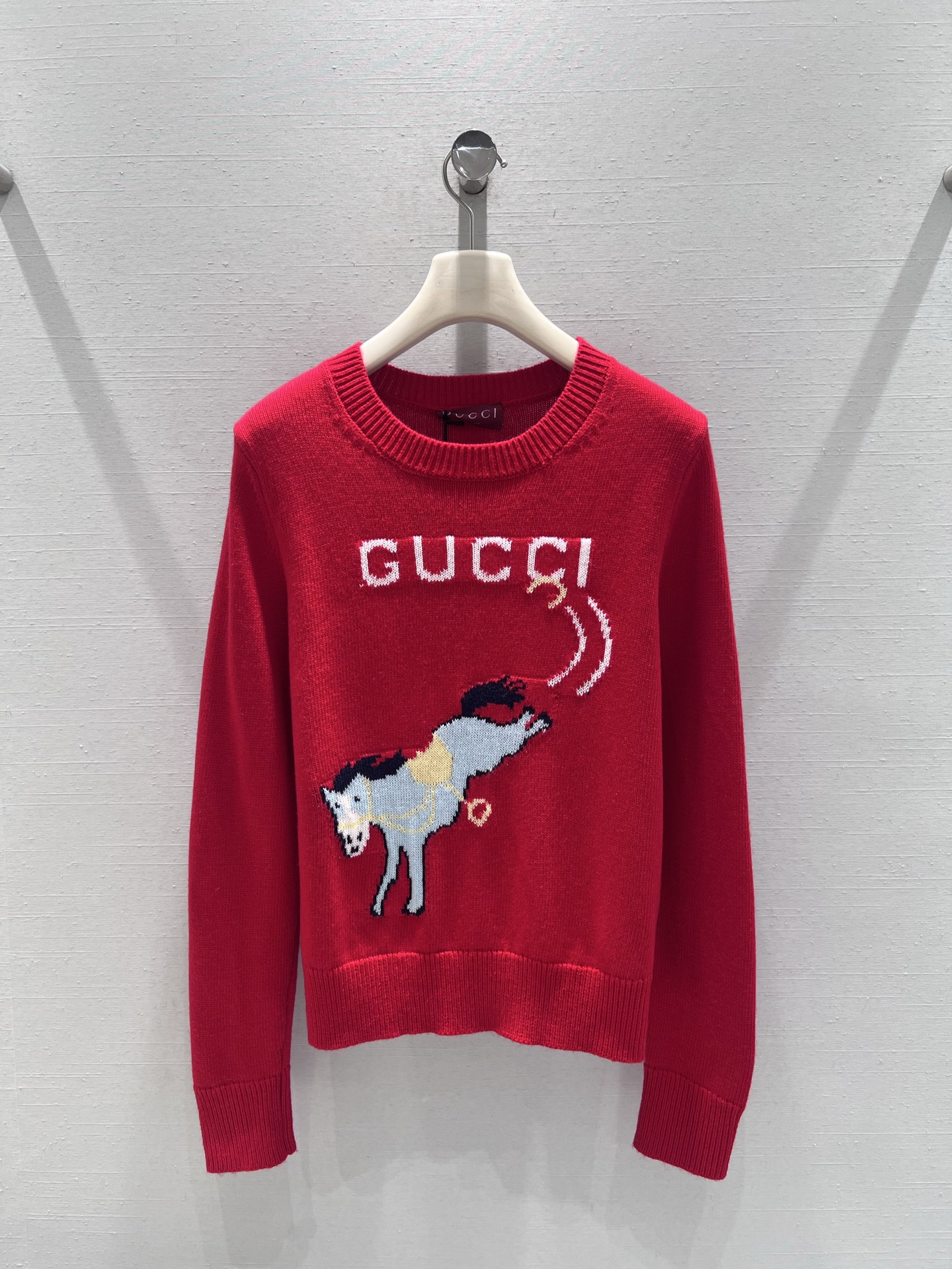 NO:694156,Support exchange Guc*i26SS early spring new product series // Jacquard pony sweater with GG letters and jumping pony pattern knitted jacquard craftsmanship, super lively and cute, the red color is warm and festive, a must-have for festivals; the round neck version is matched with cute patterns, adding a sense of playfulness and sophistication. SML real shot details,, gucci, sweaters,19860909支持换款Guc*i26SS早春新品系列//提花小马毛衣GG字母、跳跃小马图案针织提花工艺,超活泼可爱,正红色调热烈喜庆,节日穿搭必备；圆领版型搭配可爱图案,增添了俏皮与精致感.SML实拍细节,,gucci,sweaters,,Women's clothing