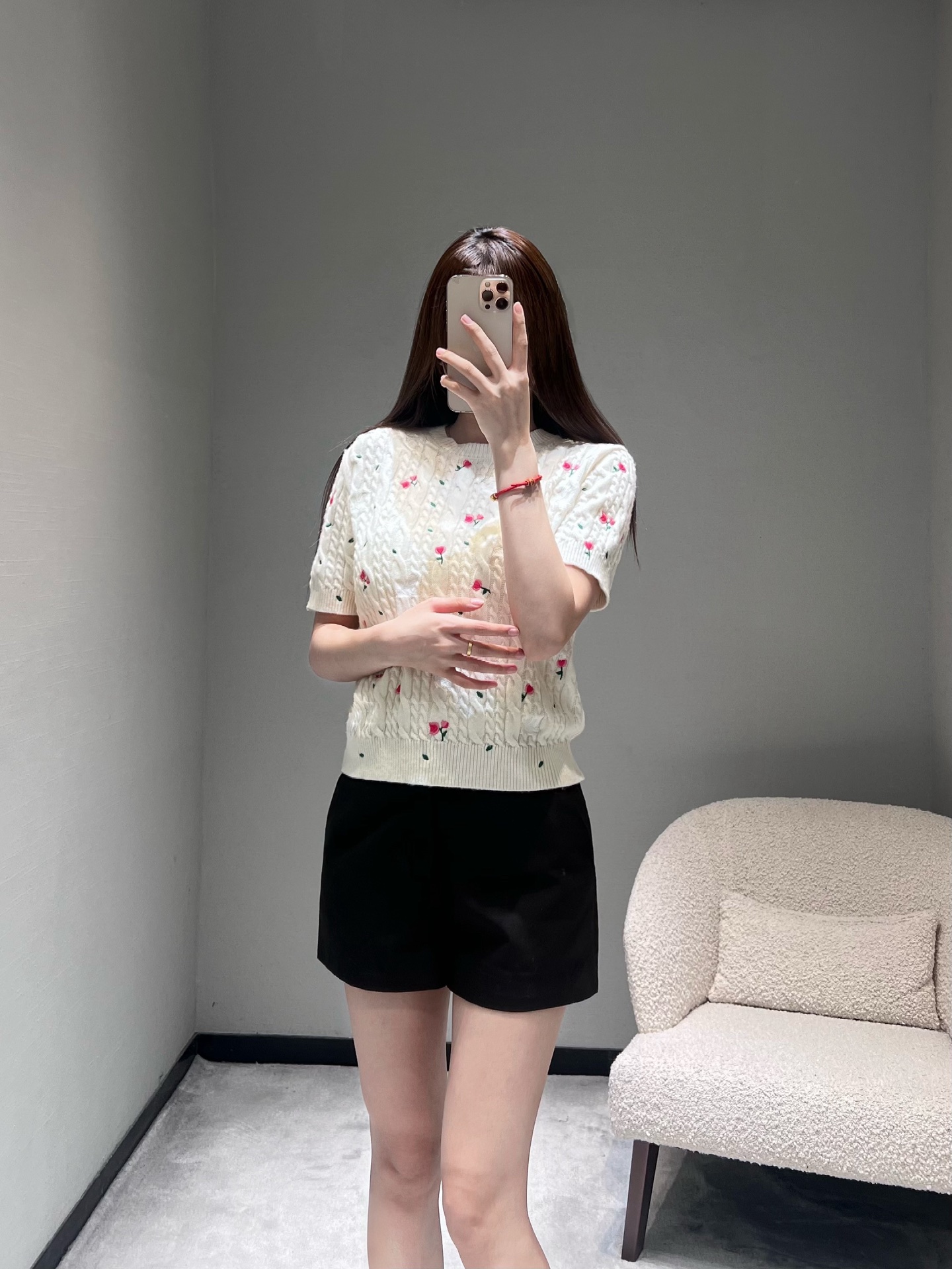 NO:694177,DIO*26SS Early Spring New Product Series // Cherry embroidered short-sleeved sweater with three-dimensional cable knit texture, embellished with small red cherry embroidery patterns, full of red and green contrasting details; simple round neck + short sleeve basic silhouette, suitable for layering or wearing alone in early spring, showing French elegance and girlishness. SML,, dior, T-shirt,19860909DIO*26SS早春新品系列//樱桃刺绣短袖针织衫立体绞花针织纹理,点缀小巧的红樱桃刺绣图案,红与绿的撞色细节满满；简约圆领+短袖的基础廓形,适配早春叠穿或单穿,尽显法式优雅与少女感.SML,,dior,T-shirt,,Women's clothing