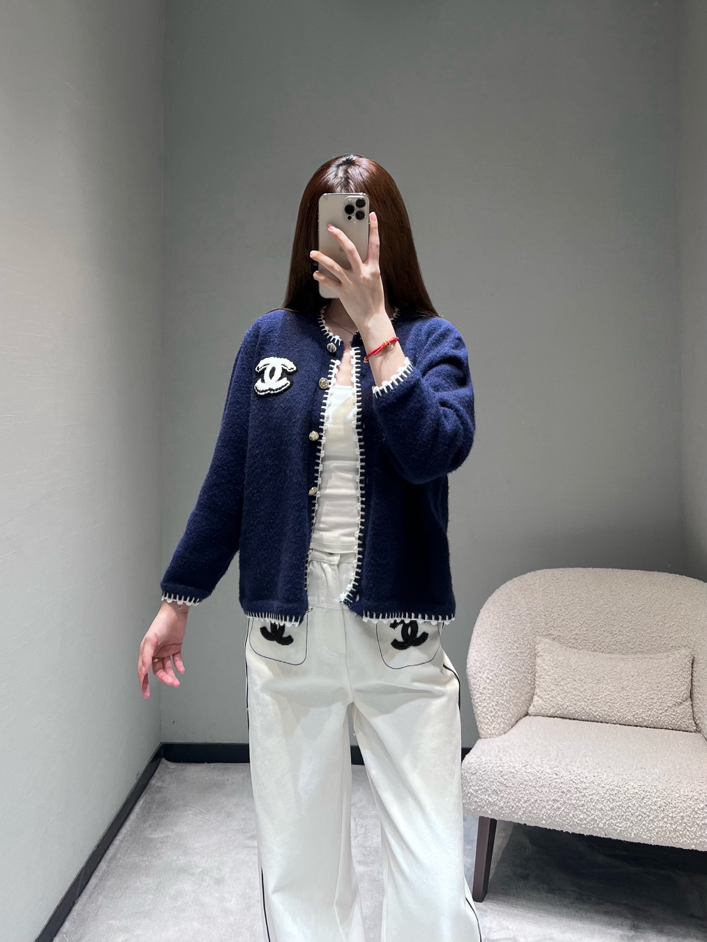 NO:694381,Chan*L 2026SS Early Spring New Product Series // Round neck knitted sweater cardigan has a navy blue body, with white hand-stitching decoration on the edges. The sharp color contrast outlines a delicate fragrance outline. The cuffs, hem and placket are stitched in a unified way, with a full sense of detail. The chest is embellished with a three-dimensional double C embroidery pattern, which has a thick texture and is full of French elegance. SML,,chanel,sweaters,19860909Chan*L 2026SS早春新品系列//圆领针织毛衣开衫藏青色衣身,边缘搭配白色手工缝线装饰,鲜明的色彩对比,勾勒出精致的香风轮廓,袖口、下摆与门襟的缝线工艺统一,细节感拉满；胸前缀有立体的双C刺绣图案,质感厚重,满满小香法式优雅气质.SML,,chanel,sweaters,,Women's clothing