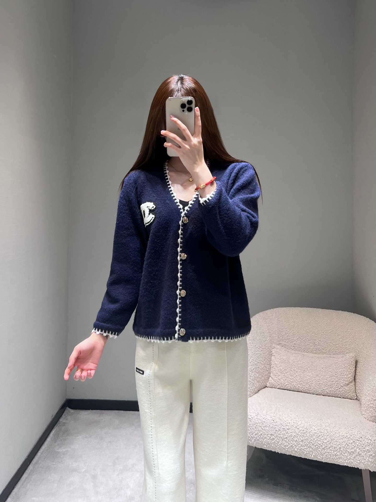 NO:694380,Chan*L 2026SS Early Spring New Product Series // V-neck knitted sweater cardigan has a navy blue body, and the edges are decorated with white hand-stitching. The sharp color contrast outlines the exquisite fragrance outline. The cuffs, hem and placket are stitched in a unified way, with a full sense of detail. The chest is embellished with a three-dimensional double C embroidery pattern, which has a thick texture and is full of French elegance. SML,,chanel,sweaters,19860909Chan*L 2026SS早春新品系列//V领针织毛衣开衫藏青色衣身,边缘搭配白色手工缝线装饰,鲜明的色彩对比,勾勒出精致的香风轮廓,袖口、下摆与门襟的缝线工艺统一,细节感拉满；胸前缀有立体的双C刺绣图案,质感厚重,满满小香法式优雅气质.SML,,chanel,sweaters,,Women's clothing