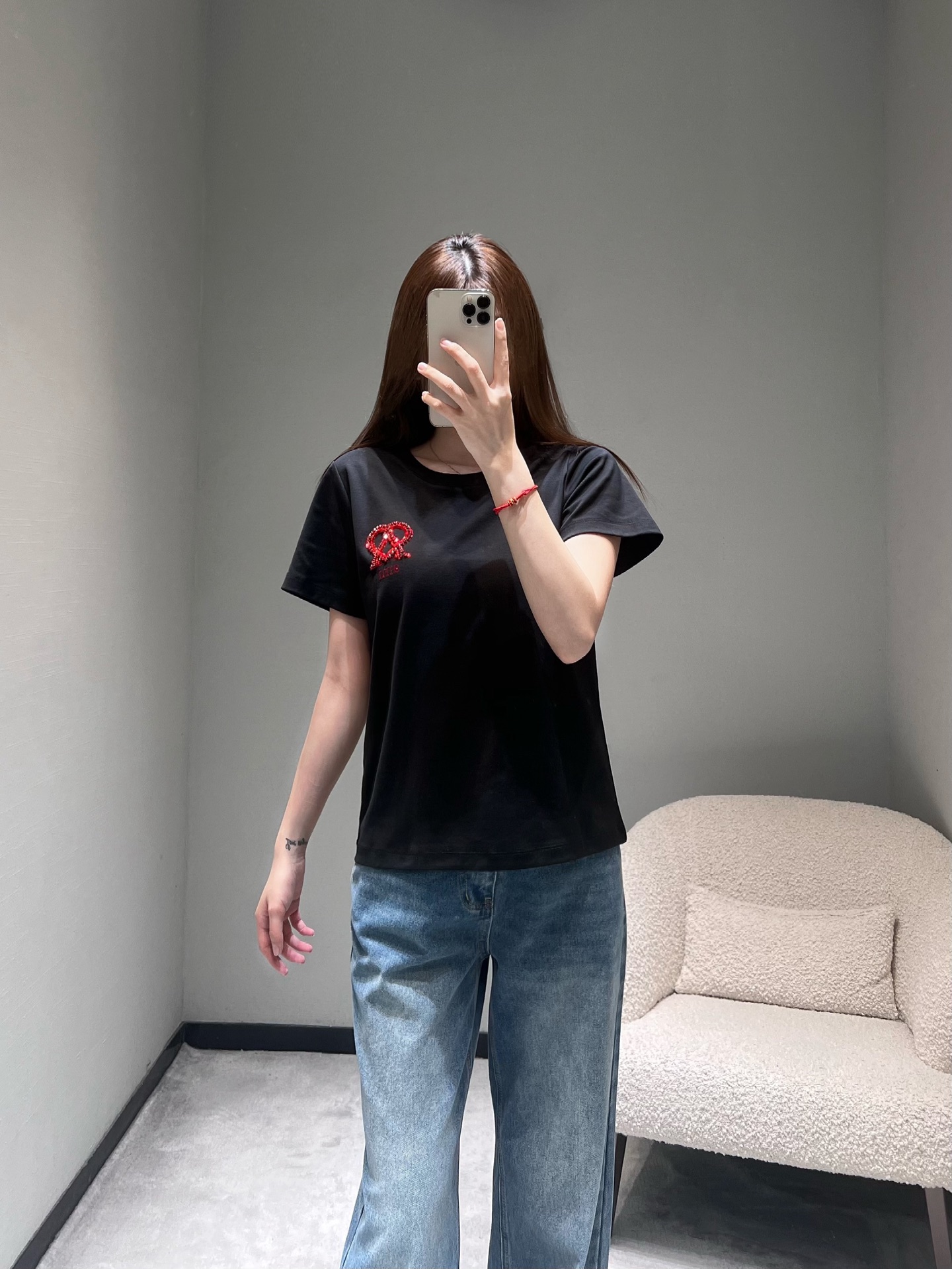 NO:694392,Ami*2026SS early spring new series // Letter short-sleeved T-shirt with heart bead inlay on the chest, classic letter logo, round neck basic version, crisp and soft high-quality cotton material, simple yet low-key, with texture in the details. Black and white SML,, T-shirt, tees, t-shirt,19860909Ami*2026SS早春上新系列//字母短袖T恤胸前爱心钉珠镶嵌,经典字母logo,圆领基础版型,挺括又柔软的高质感棉料,简约中透着低调,细节处显质感.黑白两色 SML,,T-shirt,tees，t-shirt,,Women's clothing