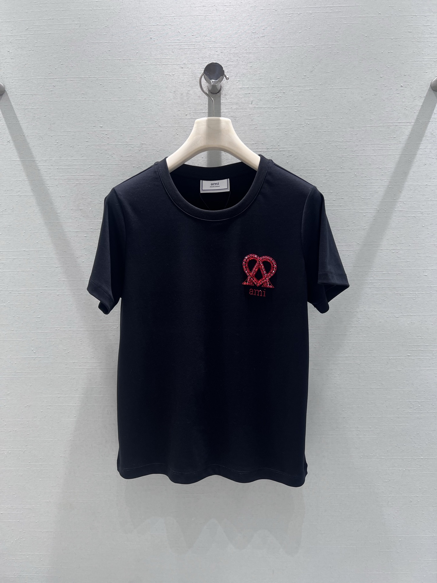 NO:694387,Support exchange Ami*2026SS early spring new series // Letter short-sleeved T-shirt with love beads inlaid on the chest, classic letter logo, round neck basic version, crisp and soft high-quality cotton material, simple yet low-key, with texture in the details. Black and white SML real shot details, T-shirt, tees, t-shirt,19860909支持换款Ami*2026SS早春上新系列//字母短袖T恤胸前爱心钉珠镶嵌,经典字母logo,圆领基础版型,挺括又柔软的高质感棉料,简约中透着低调,细节处显质感.黑白两色 SML实拍细节,,T-shirt,tees，t-shirt,,Women's clothing