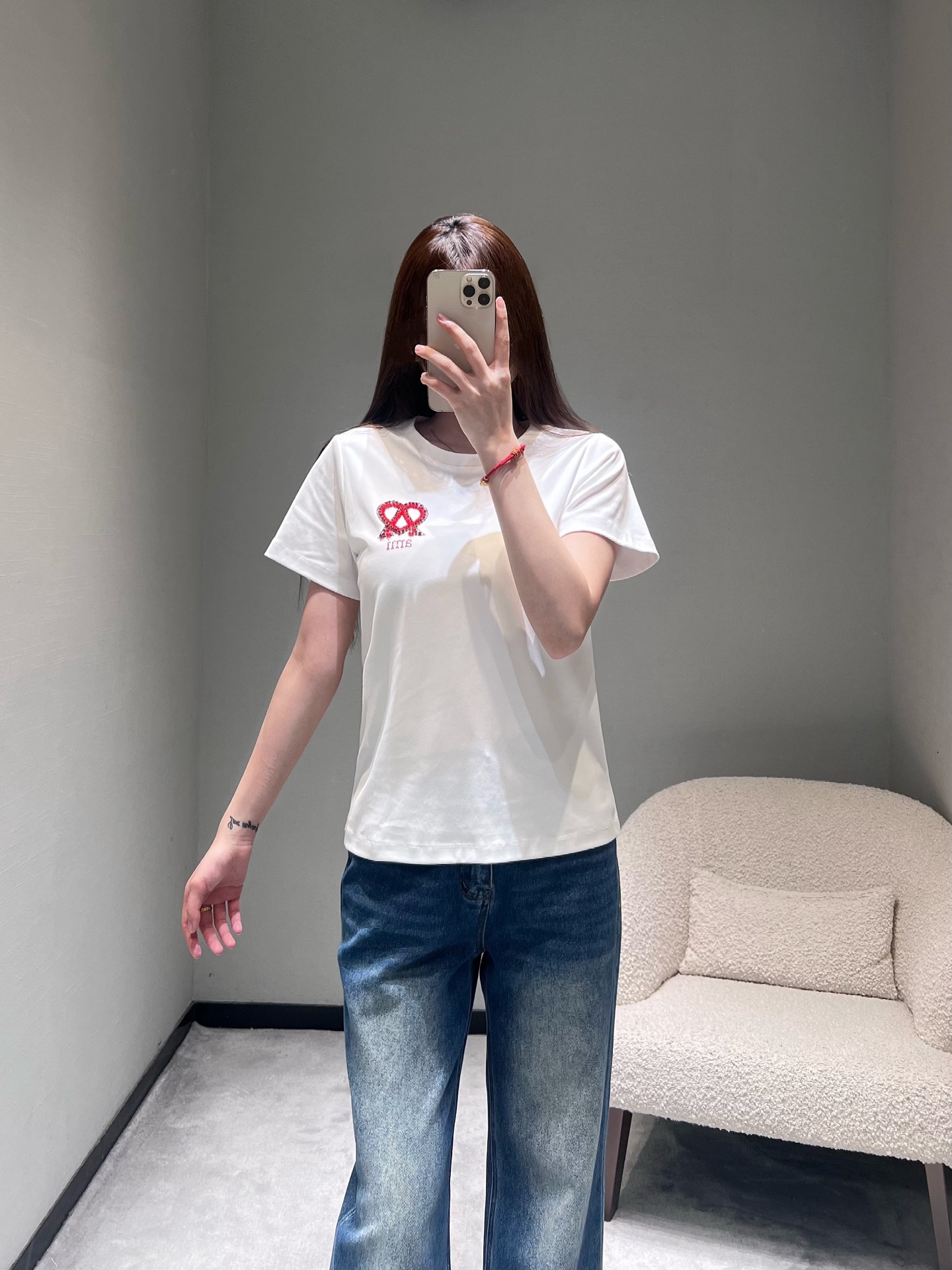 NO:694407,Ami*2026SS early spring new series // Letter short-sleeved T-shirt with heart bead inlay on the chest, classic letter logo, round neck basic version, crisp and soft high-quality cotton material, simple yet low-key, with texture in the details. Black and white SML,, T-shirt, tees, t-shirt,19860909Ami*2026SS早春上新系列//字母短袖T恤胸前爱心钉珠镶嵌,经典字母logo,圆领基础版型,挺括又柔软的高质感棉料,简约中透着低调,细节处显质感.黑白两色 SML,,T-shirt,tees，t-shirt,,Women's clothing