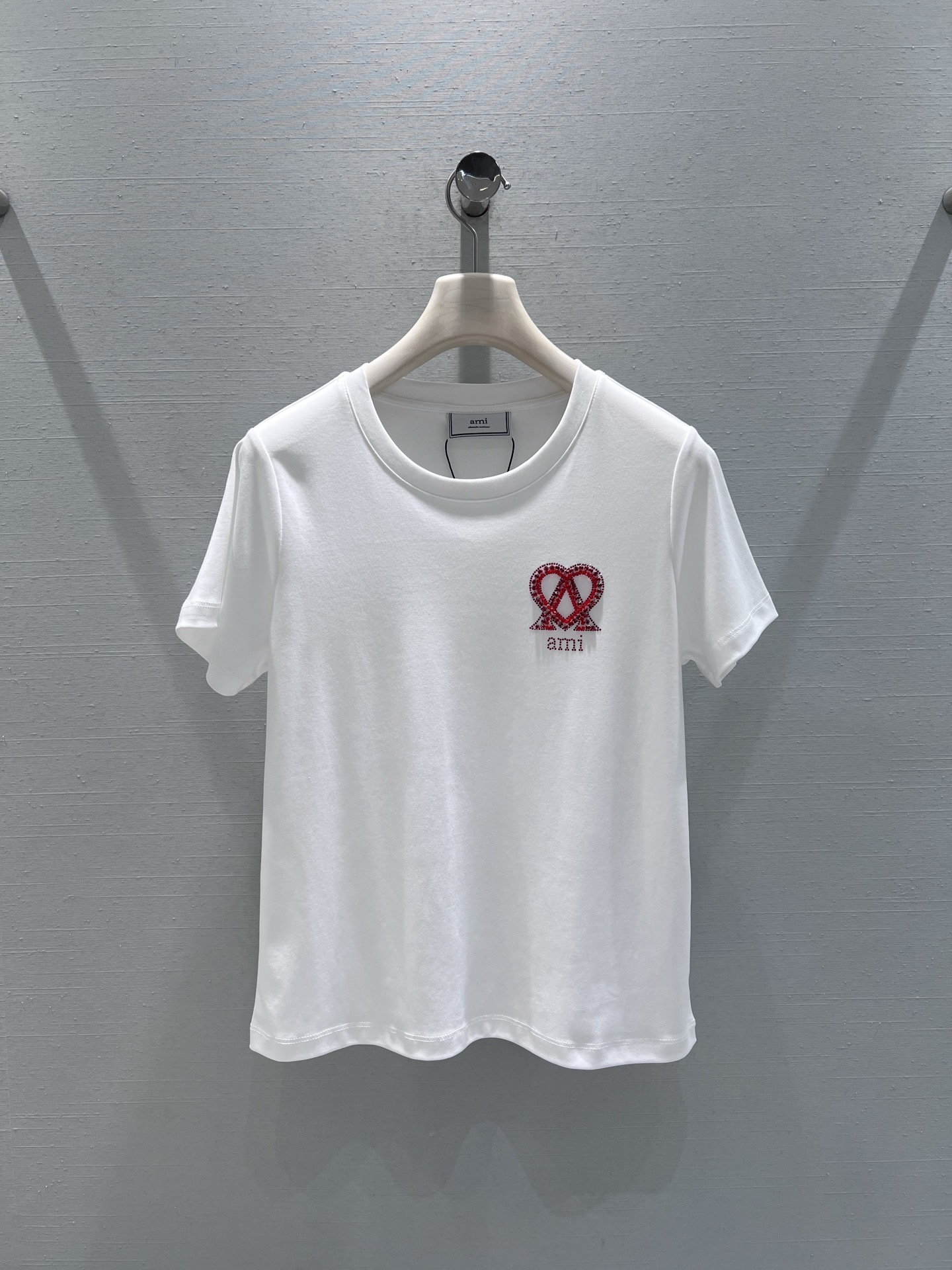 NO:694399,Support exchange Ami*2026SS early spring new series // Letter short-sleeved T-shirt with love beads inlaid on the chest, classic letter logo, round neck basic version, crisp and soft high-quality cotton material, simple yet low-key, with texture in the details. Black and white SML real shot details, T-shirt, tees, t-shirt,19860909支持换款Ami*2026SS早春上新系列//字母短袖T恤胸前爱心钉珠镶嵌,经典字母logo,圆领基础版型,挺括又柔软的高质感棉料,简约中透着低调,细节处显质感.黑白两色 SML实拍细节,,T-shirt,tees，t-shirt,,Women's clothing