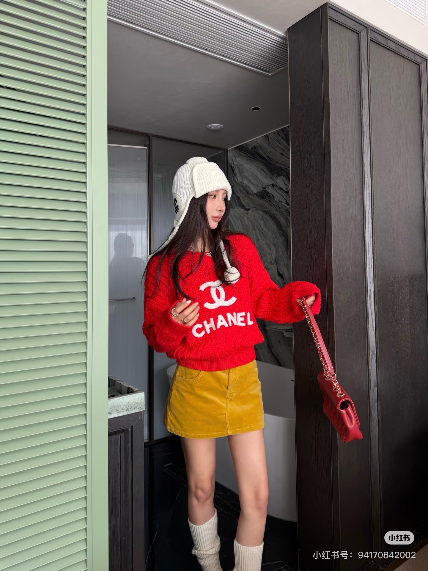 NO:694416,Chan*L 2026SS Early Spring New Product Series // Letter knitted sweater adopts classic thick thread twist knitting technology, full of texture, red main tone with white double C- Logo letter embroidery, strong visual contrast; round neck design is simple and versatile, short cut shows body proportions, and easily creates a high waistline effect. SML,,chanel,sweaters,19860909Chan*L 2026SS早春新品系列//字母针织毛衣采用经典的粗线麻花针织工艺,肌理感十足,红色主调搭配白色双C- Logo字母刺绣,视觉对比强烈；圆领设计简约百搭,短款剪裁超显身材比例,轻松打造高腰线效果.SML,,chanel,sweaters,,Women's clothing