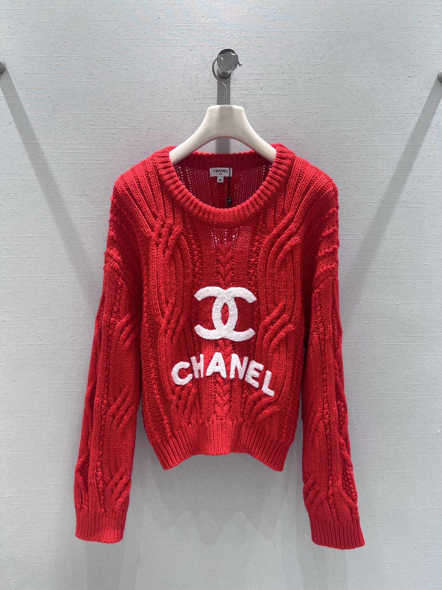 NO:694412,Support exchange Chan*L 2026SS early spring new product series // Letter knitted sweater adopts classic thick thread twist knitting technology, full of texture, red main tone with white double C- Logo letter embroidery, strong visual contrast; round neck design is simple and versatile, short cut shows body proportions, easily creates a high waistline effect. SML real shot details,,chanel,sweaters,19860909支持换款Chan*L 2026SS早春新品系列//字母针织毛衣采用经典的粗线麻花针织工艺,肌理感十足,红色主调搭配白色双C- Logo字母刺绣,视觉对比强烈；圆领设计简约百搭,短款剪裁超显身材比例,轻松打造高腰线效果.SML实拍细节,,chanel,sweaters,,Women's clothing
