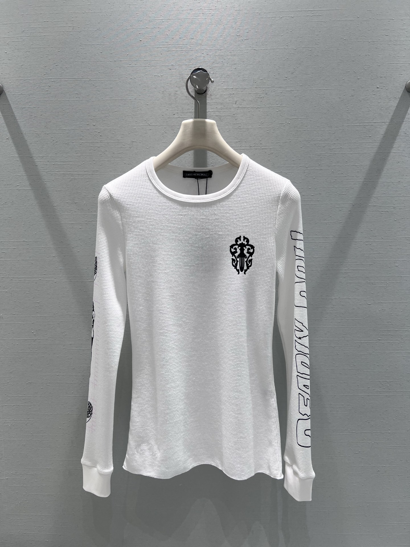 NO:694881,Supports exchange chrom*he*rts Chrom* Autumn and Winter Series // The waffle printed long-sleeved T-shirt is embellished with Crow-style totem embroidery on the chest. The contrasting color design makes the details more eye-catching. Letter printing decoration is also added to the arms, adding a sense of street fashion to the whole. The three-dimensional texture of the waffle increases the texture level of the body and bids farewell to the monotony of the basic style. SML real shot details, chrome hearts, tees, t-shirt,19860909支持换款 chrom*he*rts克罗**秋冬系列//华夫格印花长袖T恤胸前点缀克罗风格的图腾刺绣,撞色设计让细节更亮眼,手臂处还加入字母印花装饰,为整体增添了街头潮流感,华夫格的立体纹路增加衣身的质感层次,告别基础款的单调.SML实拍细节,,chrome hearts,tees，t-shirt,,Women's clothing