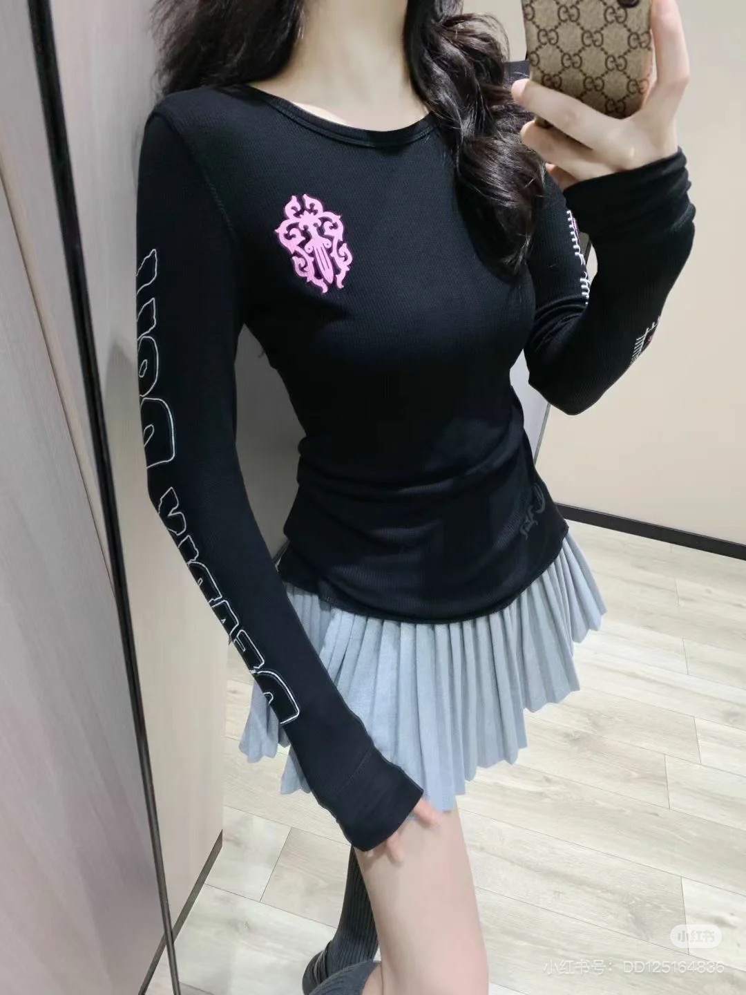 NO:694877,chrom*he*rts Crow ** Autumn and Winter Series // Waffle printed long-sleeved T-shirt is embellished with Crow-style totem embroidery on the chest. The contrasting color design makes the details more eye-catching. Letter printing decoration is also added to the arms, adding a sense of street fashion to the whole. The three-dimensional waffle pattern increases the texture level of the body and bids farewell to the monotony of basic styles. SML,, chrome hearts, tees, t-shirt,19860909chrom*he*rts克罗**秋冬系列//华夫格印花长袖T恤胸前点缀克罗风格的图腾刺绣,撞色设计让细节更亮眼,手臂处还加入字母印花装饰,为整体增添了街头潮流感,华夫格的立体纹路增加衣身的质感层次,告别基础款的单调.SML,,chrome hearts,tees，t-shirt,,Women's clothing