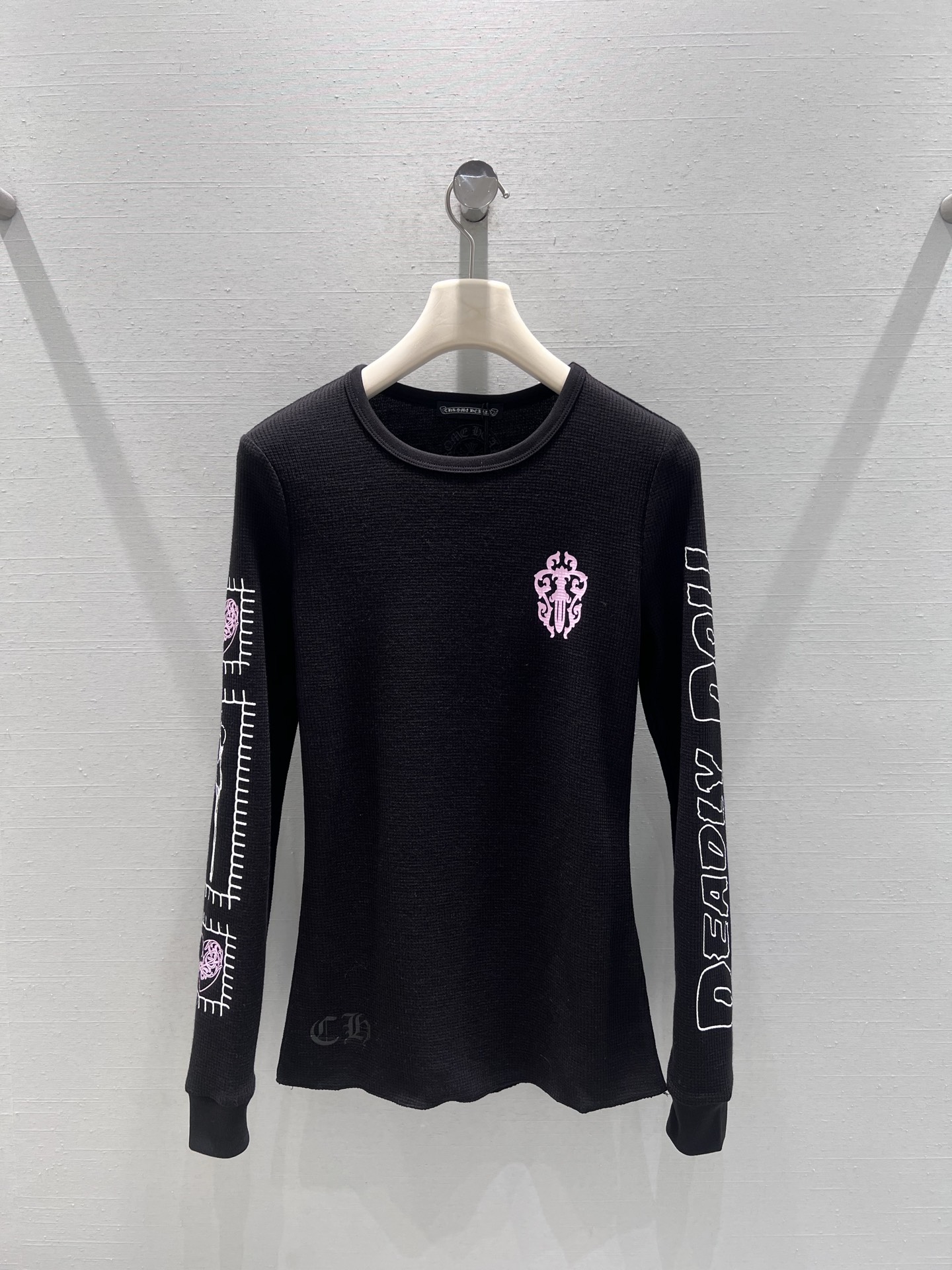 NO:694871,lSupports exchange of styles chrom*he*rts Crow ** Autumn and Winter Series // The waffle printed long-sleeved T-shirt is embellished with Crow-style totem embroidery on the chest. The contrasting color design makes the details more eye-catching. Letter printing decoration is also added to the arms, which adds a sense of street fashion to the whole. The three-dimensional texture of the waffle increases the texture level of the body and bids farewell to the monotony of basic styles. SML real shot details, loro piana, chrome hearts, tees, t-shirt,19860909l支持换款 chrom*he*rts克罗**秋冬系列//华夫格印花长袖T恤胸前点缀克罗风格的图腾刺绣,撞色设计让细节更亮眼,手臂处还加入字母印花装饰,为整体增添了街头潮流感,华夫格的立体纹路增加衣身的质感层次,告别基础款的单调.SML实拍细节,,loro piana,chrome hearts,tees，t-shirt,,Women's clothing