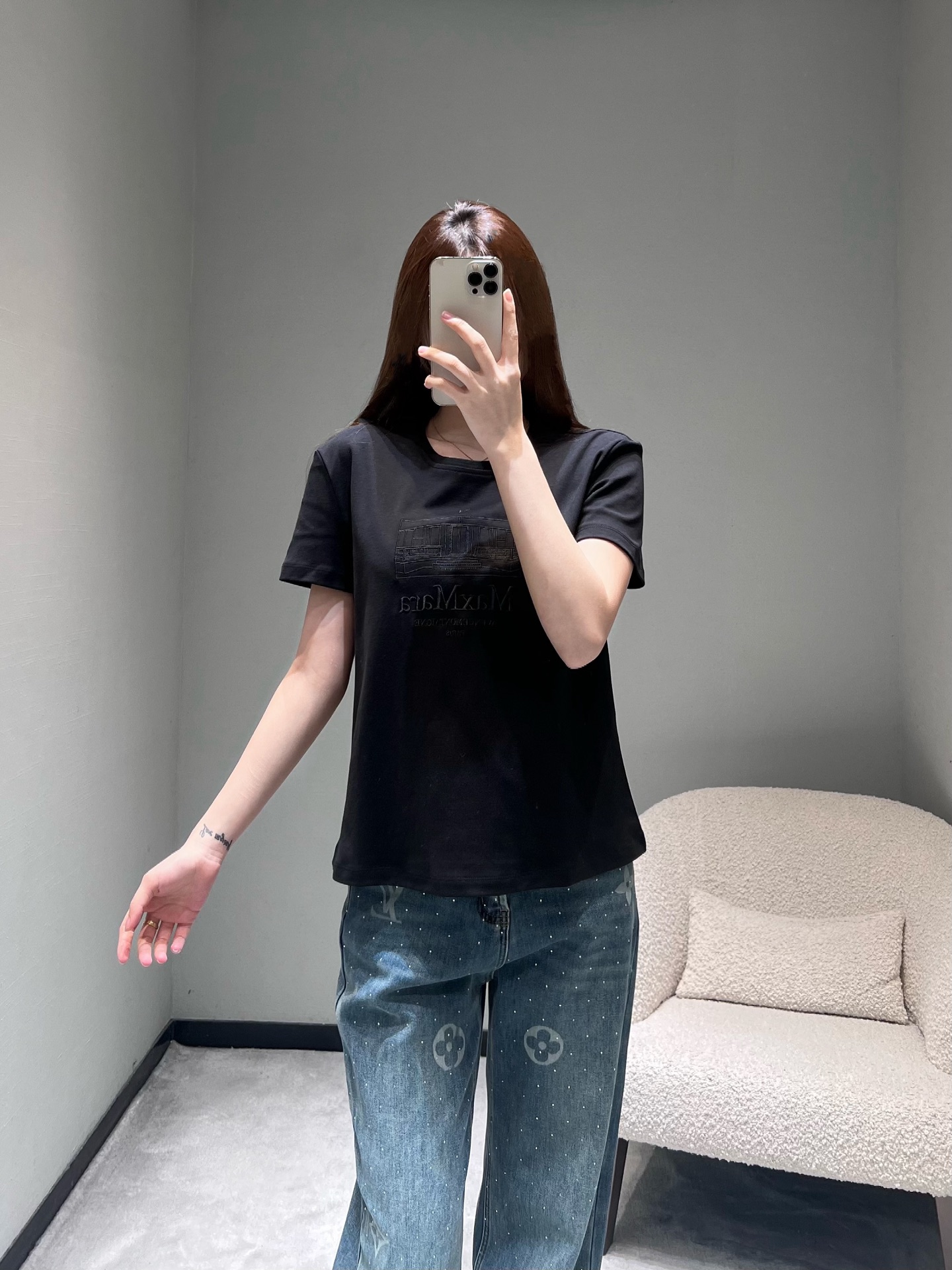 NO:694863,Max mar*2026SS early spring new product series // Embossed printed short-sleeved T-shirt is made of delicate cotton fabric, soft and skin-friendly, round neck cut, embossed printing with architectural arch style on the chest, with Max letter logo, three-dimensional embossing process replaces traditional printing, highlighting exquisite details in a low-key manner. SML,, T-shirt, tees, t-shirt,19860909Max mar*2026SS早春新品系列//浮雕印花短袖T恤细腻的棉质面料,触感柔软亲肤,圆领剪裁,胸前点缀建筑拱门样式的浮雕印花,搭配Max字母标识,立体的压印工艺替代了传统印花,低调中彰显精致细节.SML,,T-shirt,tees，t-shirt,,Women's clothing