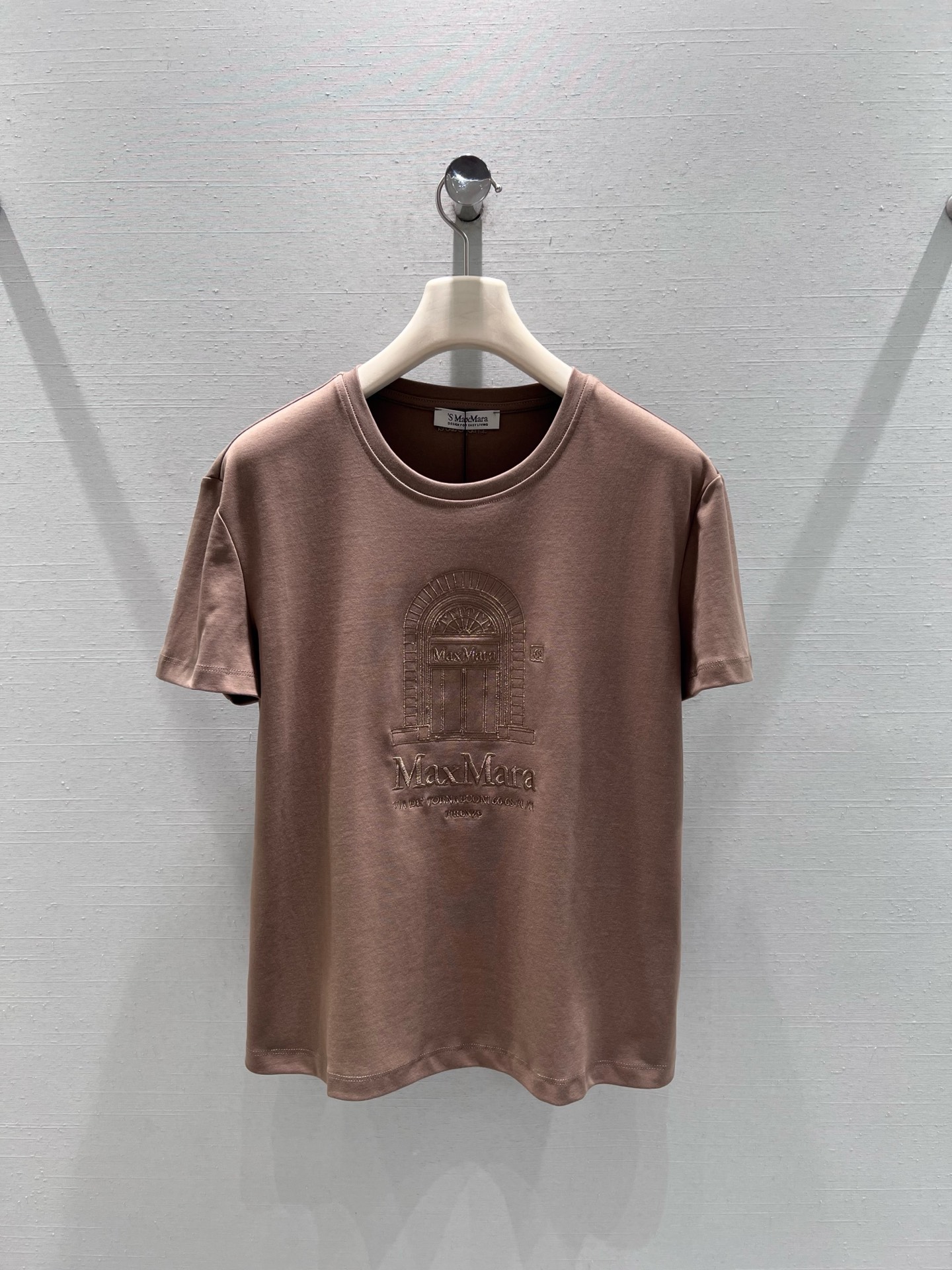 NO:694855,Support for exchange Max mar*2026SS early spring new product series // Embossed printed short-sleeved T-shirt is made of delicate cotton fabric, soft and skin-friendly, round neck cut, embossed printing with architectural arch style on the chest, with Max letter logo, three-dimensional embossing process replaces traditional printing, highlighting exquisite details in a low-key manner. SML real shot details, T-shirt, tees, t-shirt,19860909支持换款 Max mar*2026SS早春新品系列//浮雕印花短袖T恤细腻的棉质面料,触感柔软亲肤,圆领剪裁,胸前点缀建筑拱门样式的浮雕印花,搭配Max字母标识,立体的压印工艺替代了传统印花,低调中彰显精致细节.SML实拍细节,,T-shirt,tees，t-shirt,,Women's clothing