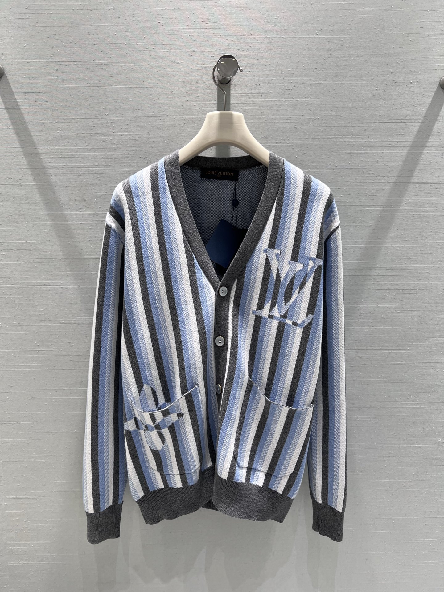 NO:695314,Support Louis Vit**on 2025FW limited new product series // Blue and gray striped knitted cardigan. The classic blue and gray vertical stripes, different shades of blue and gray interweave, create a refreshing visual hierarchy, with a low-key luxury texture. The body is integrated with the iconic L**V letter jacquard element, and the version is cut with a loose V-neck cardigan. It is an autumn and winter item that is both fashionable and practical. SML real shot details, louis  vuitton,19860909支持换款Louis Vit**on 2025FW限定新品系列//蓝灰条纹针织开衫经典的蓝灰竖条纹,深浅不一的蓝色与灰色交织,营造出清爽的视觉层次,自带低调的轻奢质感.衣身融入标志性的L**V字母提花元素,版型上采用宽松的V领开衫剪裁,兼具时尚感与实穿性的秋冬单品.SML实拍细节,,louis vuitton,,Women's clothing