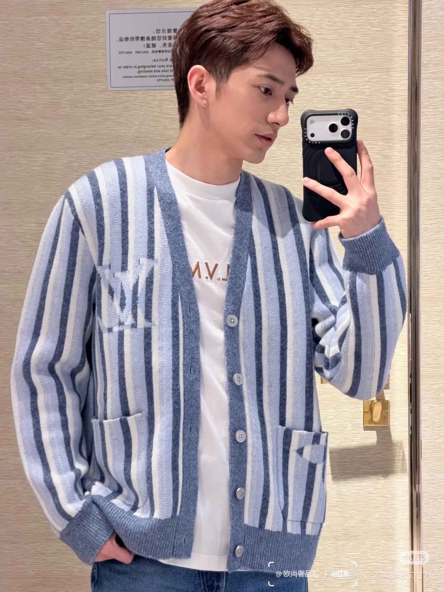 NO:695316,Louis Vit**on 2025FW limited new product series // Blue and gray striped knitted cardigan has classic blue and gray vertical stripes, interweaving different shades of blue and gray, creating a refreshing visual hierarchy, with a low-key luxury texture. The body is integrated with the iconic L**V letter jacquard element, and the version is cut with a loose V-neck cardigan. It is an autumn and winter item that is both fashionable and practical. SML,, louis vuitton,19860909Louis Vit**on 2025FW限定新品系列//蓝灰条纹针织开衫经典的蓝灰竖条纹,深浅不一的蓝色与灰色交织,营造出清爽的视觉层次,自带低调的轻奢质感.衣身融入标志性的L**V字母提花元素,版型上采用宽松的V领开衫剪裁,兼具时尚感与实穿性的秋冬单品.SML,,louis vuitton,,Women's clothing